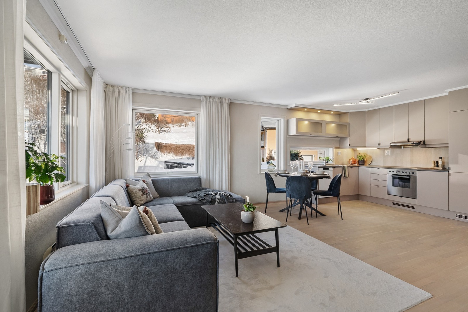 Fargevalgene i stue/kjøkken sammen med de store vindusflatene sørger for en lys og luftig romfølelse. Galleribilde