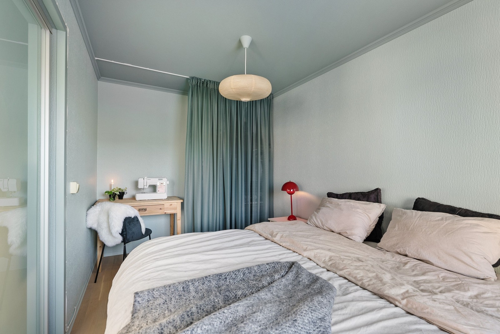 Det er plass til dobbeltseng med tilhørende møblement. Galleribilde