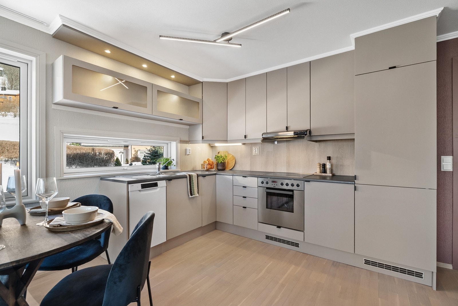 Det er malte fronter i slett utførelse. Galleribilde