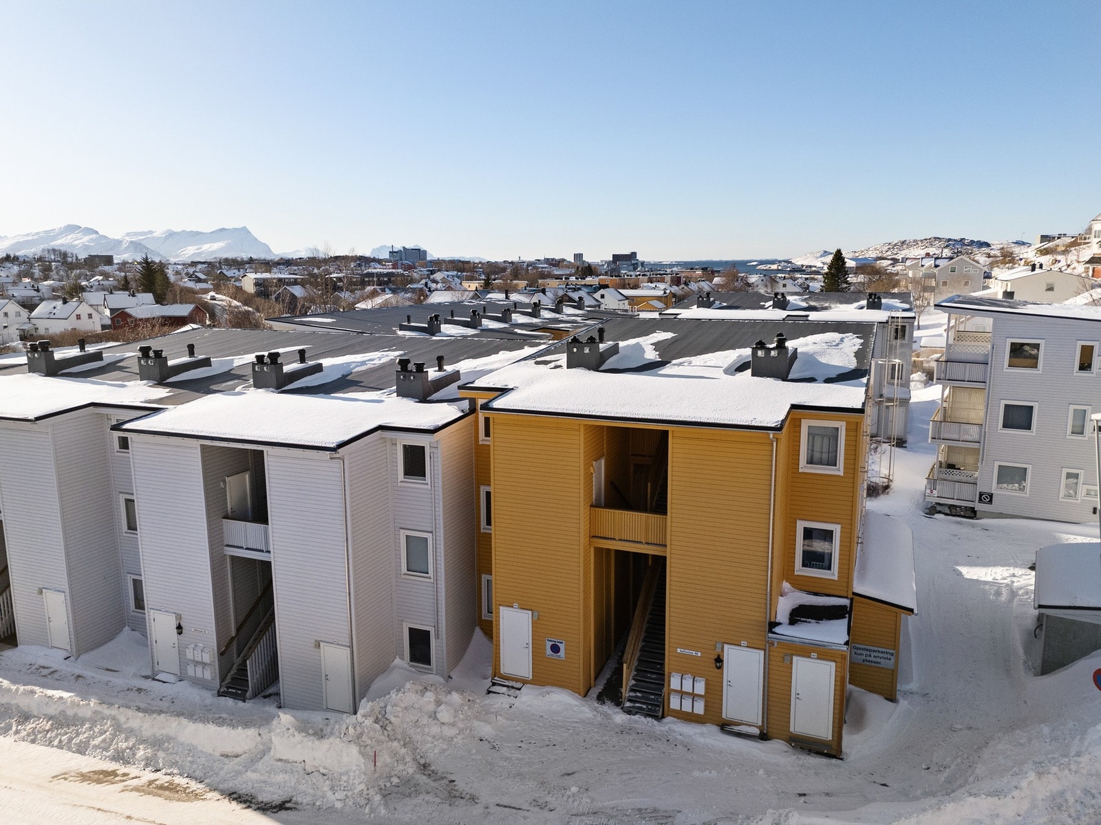 Lys 3-roms leilighet beliggende i byggets 2. etasje. Galleribilde