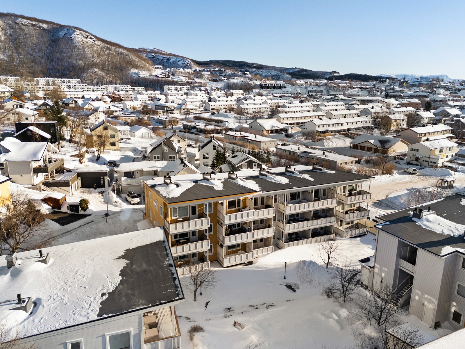 Det er kort vei til det meste du trenger i hverdagen, samt gangavstand til flere barnehager og skoler like i nærheten. Galleribilde