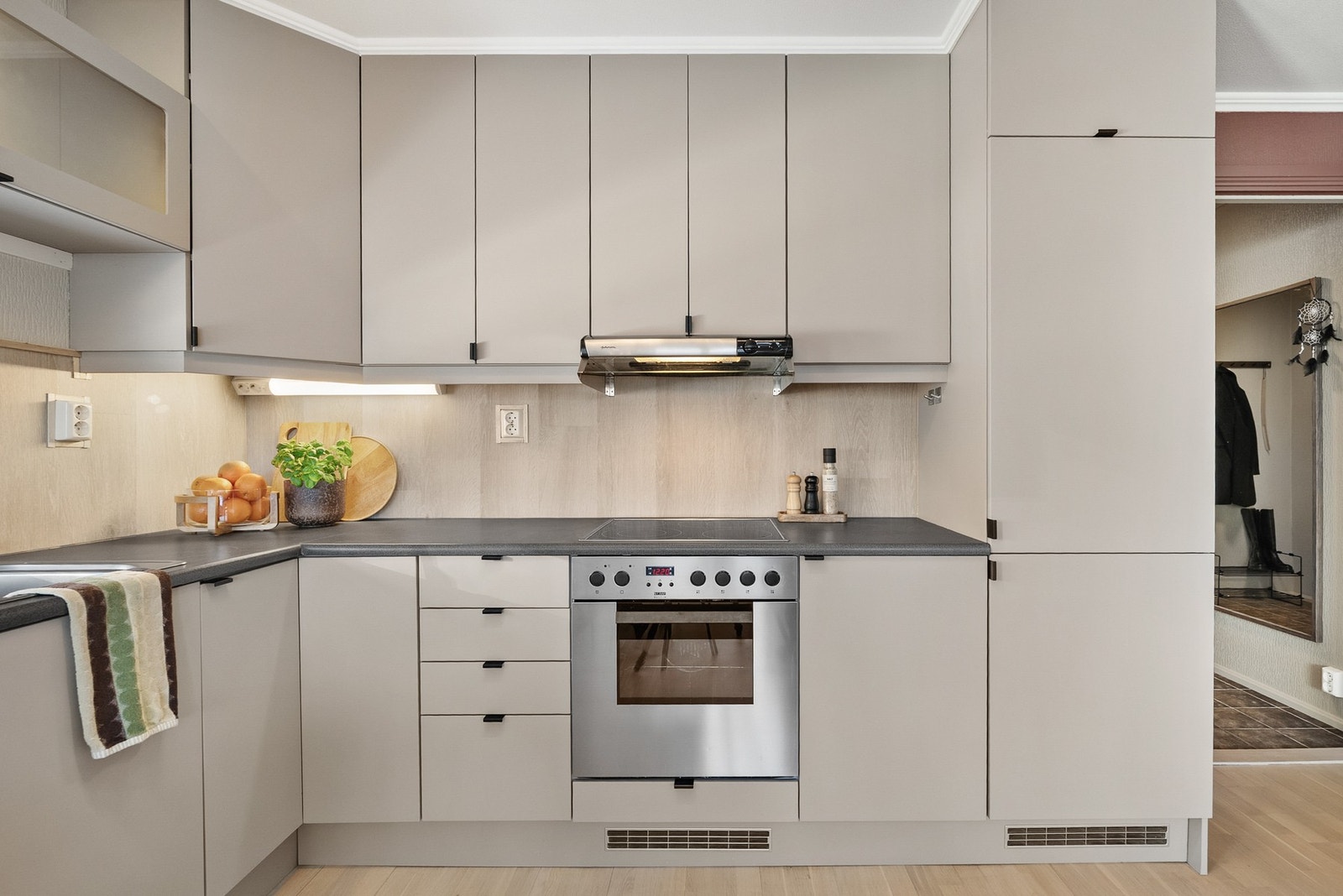 Det er integrert kjøleskap og komfyr, samt plass til oppvaskmaskin. Galleribilde