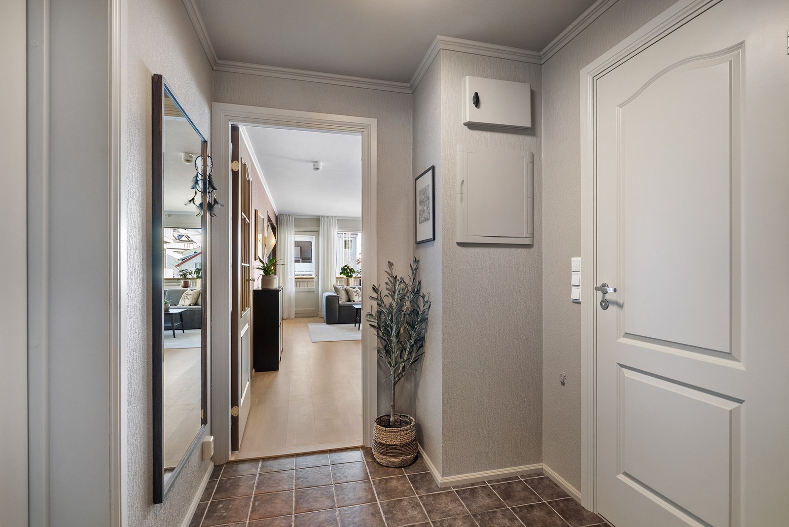 Det er flislagt gulv med varmekabler. Galleribilde