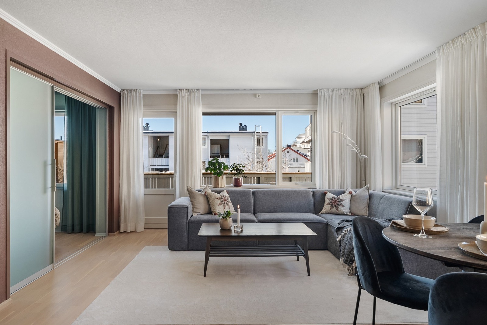 Fra stuen er det utgang til overbygd balkong. Galleribilde