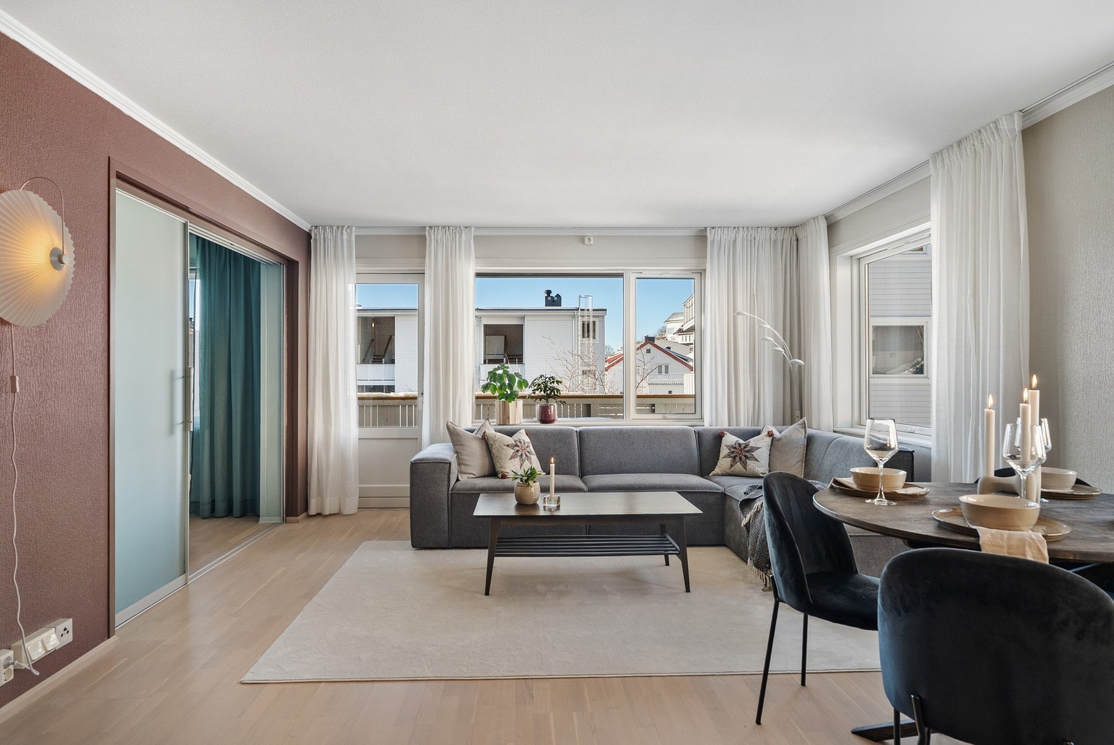 Det er gode møbleringsmuligheter og fint plass til sofagruppe med tilhørende møblement. Galleribilde