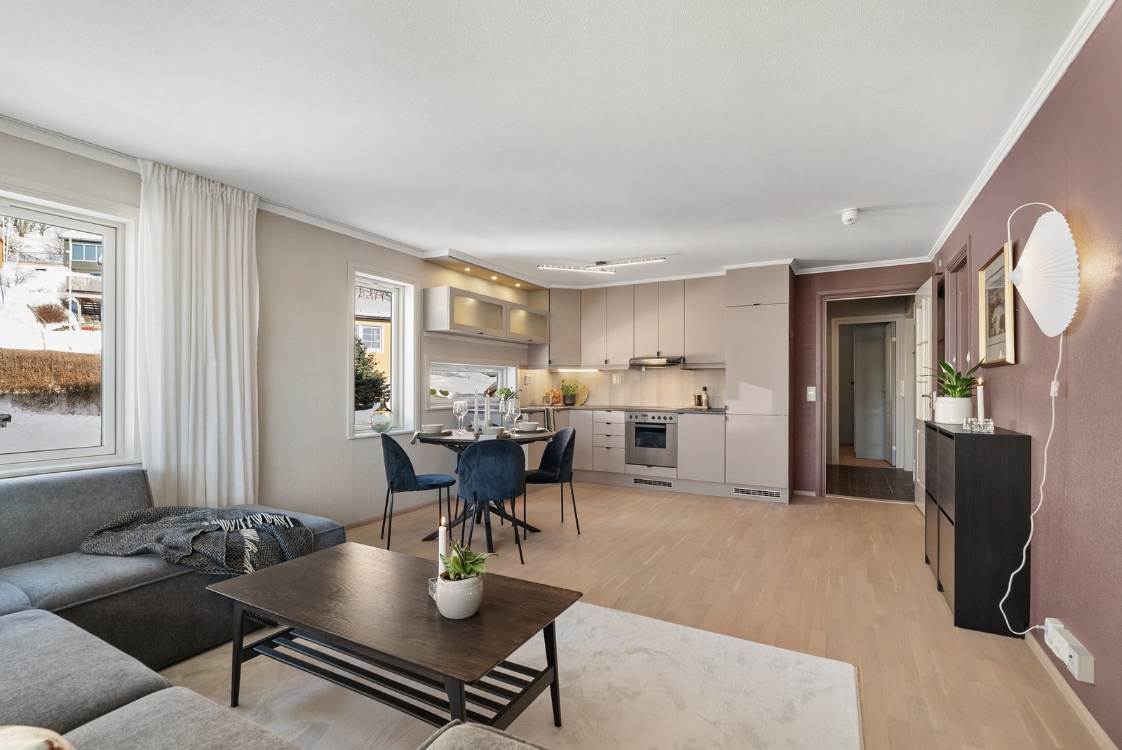 Det er plass til spisebord med tilhørende stoler mellom stue/kjøkken noe som bidrar til å dele rommet inn i naturlige soner. Galleribilde