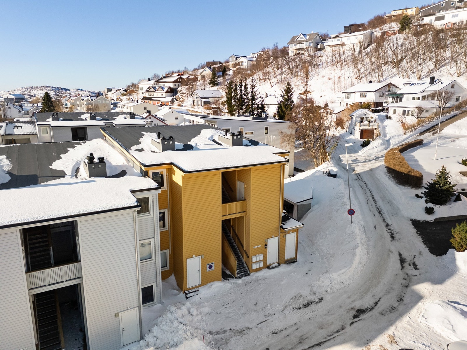 Det er fast parkeringsplass i felles garasjeanlegg. Galleribilde