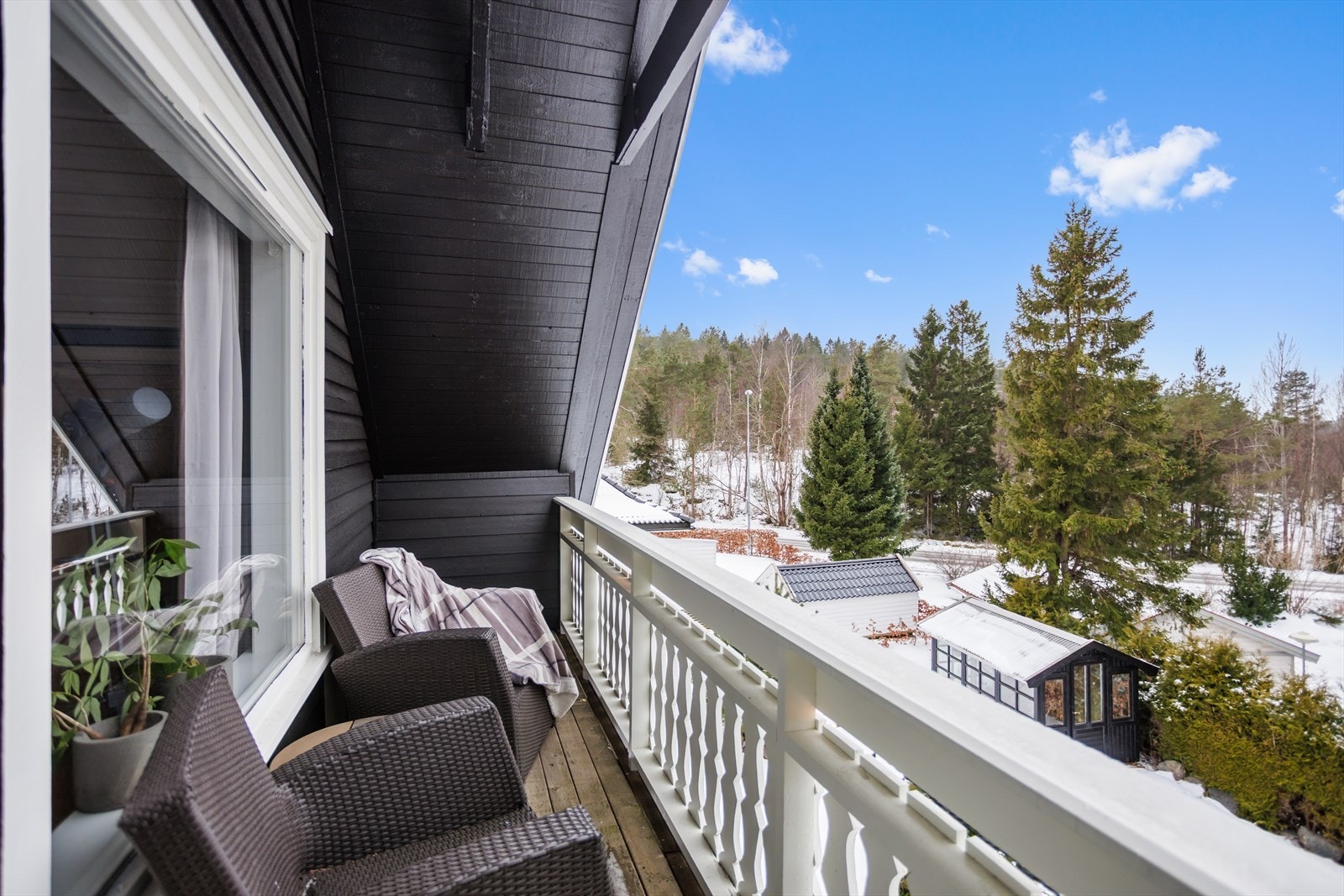 Vestvendt, overbygd balkong, med flotte solforhold Galleribilde