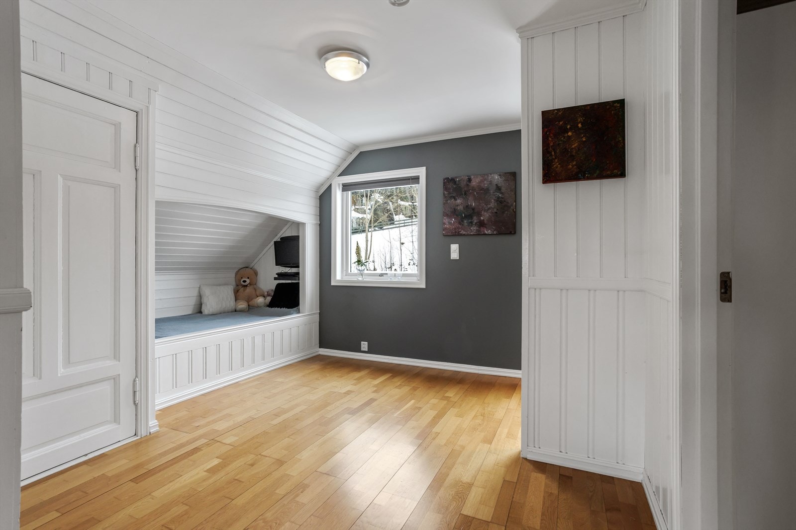 Romslig gang som tar deg enkelt til alle rommene i denne etasjen Galleribilde