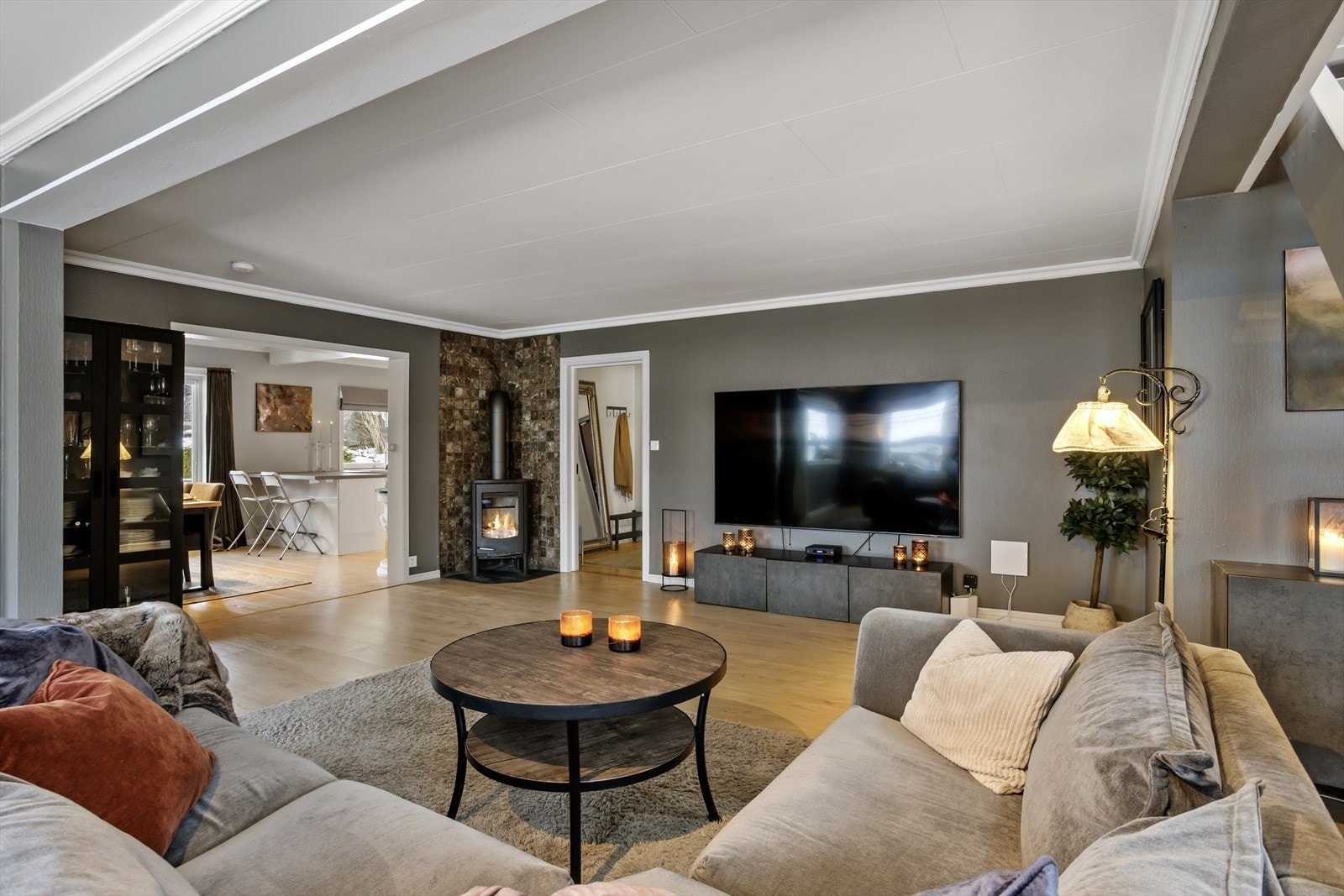 Stuen har god plass til både sofagruppe, underholdnings-løsninger og øvrig innredning Galleribilde