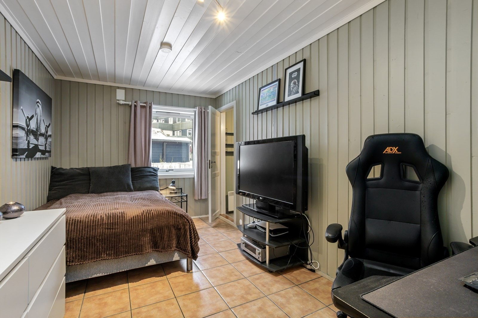 Soverom 3, beliggende i hovedetasjen. Eget toalettrom/vaskerom tilknyttet soverommet. Galleribilde