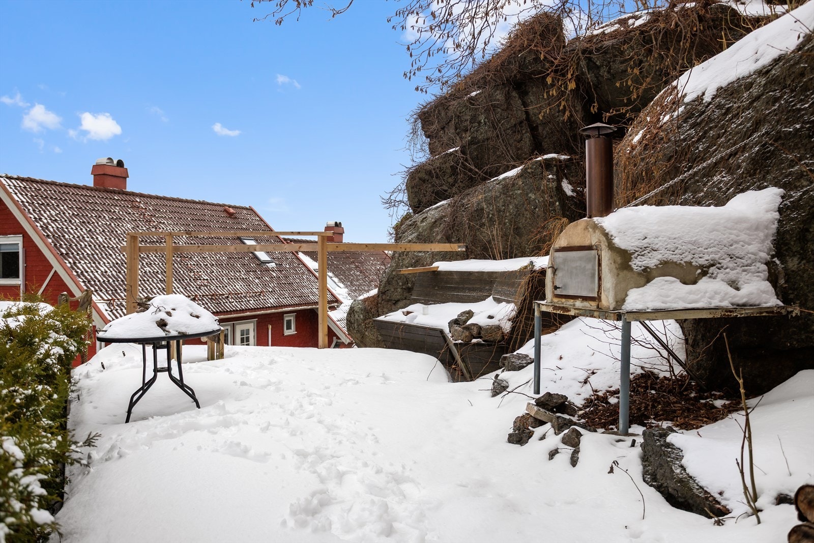 Uteområde bak garasje Galleribilde