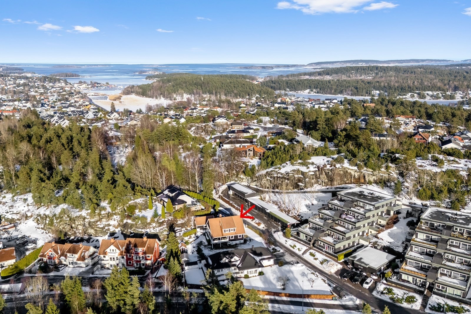 Eiendommen ligger fint og vestvendt til med svært gode solforhold på tomten og de mange uteplassene. Omgivelsene er rolige og barnevenlige, og det er flotte turområder på alle kanter. Galleribilde