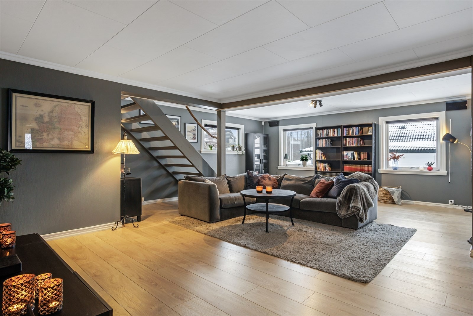 Store vindusflater slipper inn rikelig med naturlig lys og skaper en lys og behagelig atmosfære gjennom hele rommet. Galleribilde