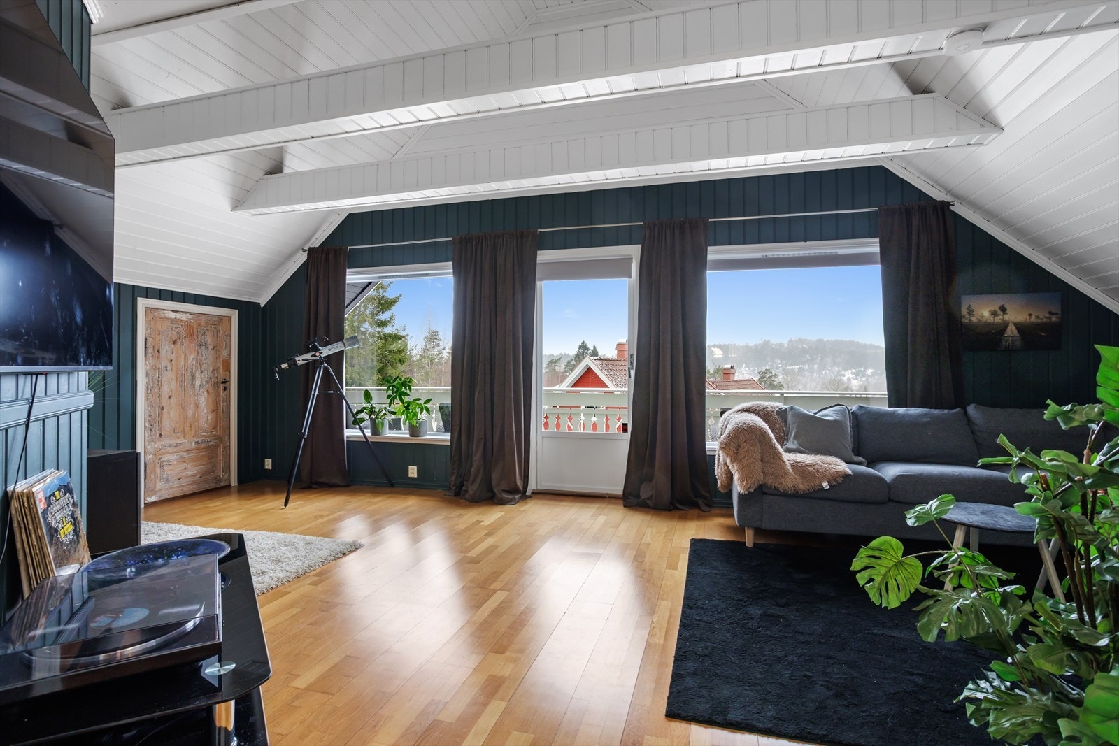 Stuen har tilgang til en overbygget balkong med gode solforhold. Galleribilde