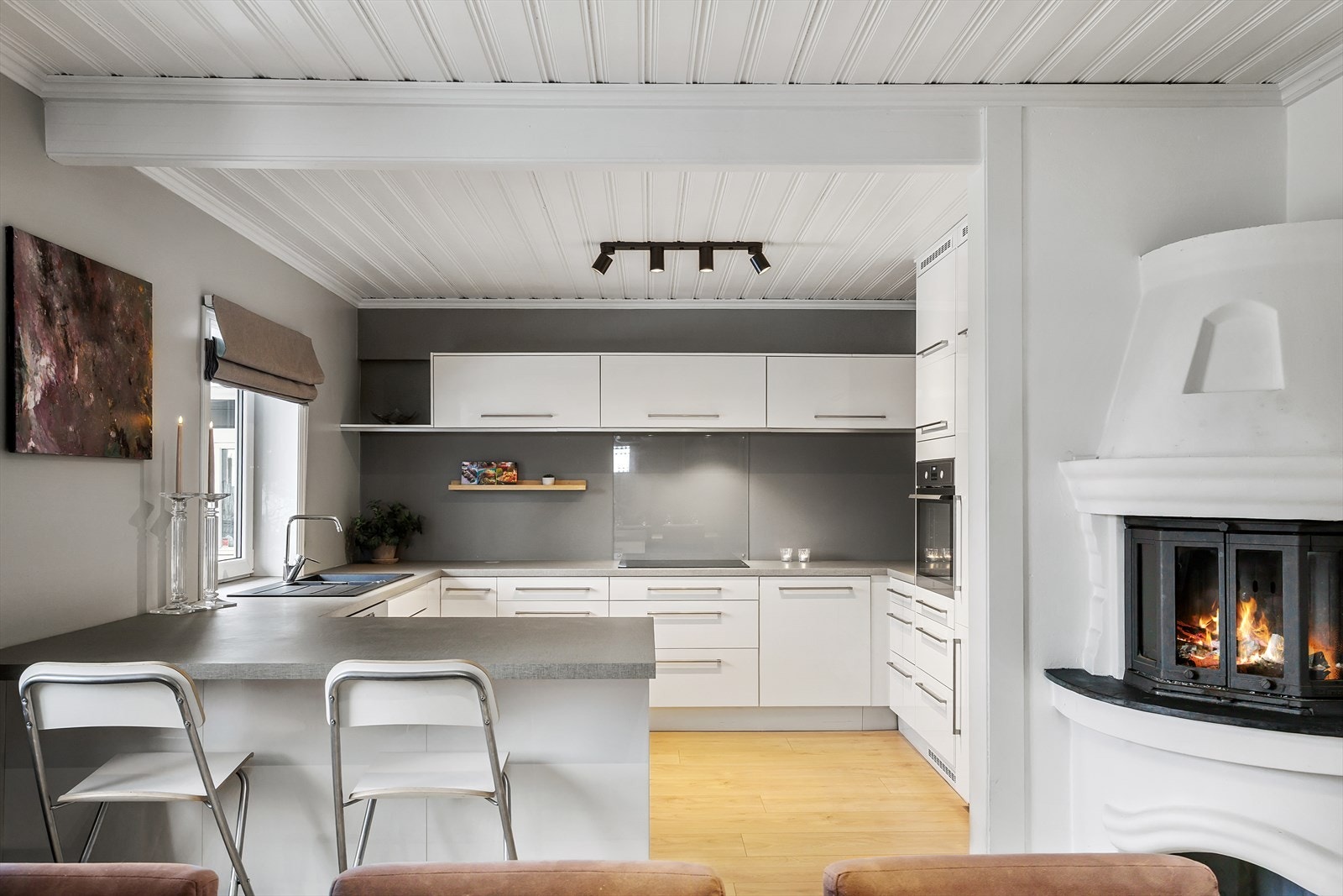 Kjøkkenet(fra 2019) fremstår som lyst, moderne og svært funksjonelt Galleribilde