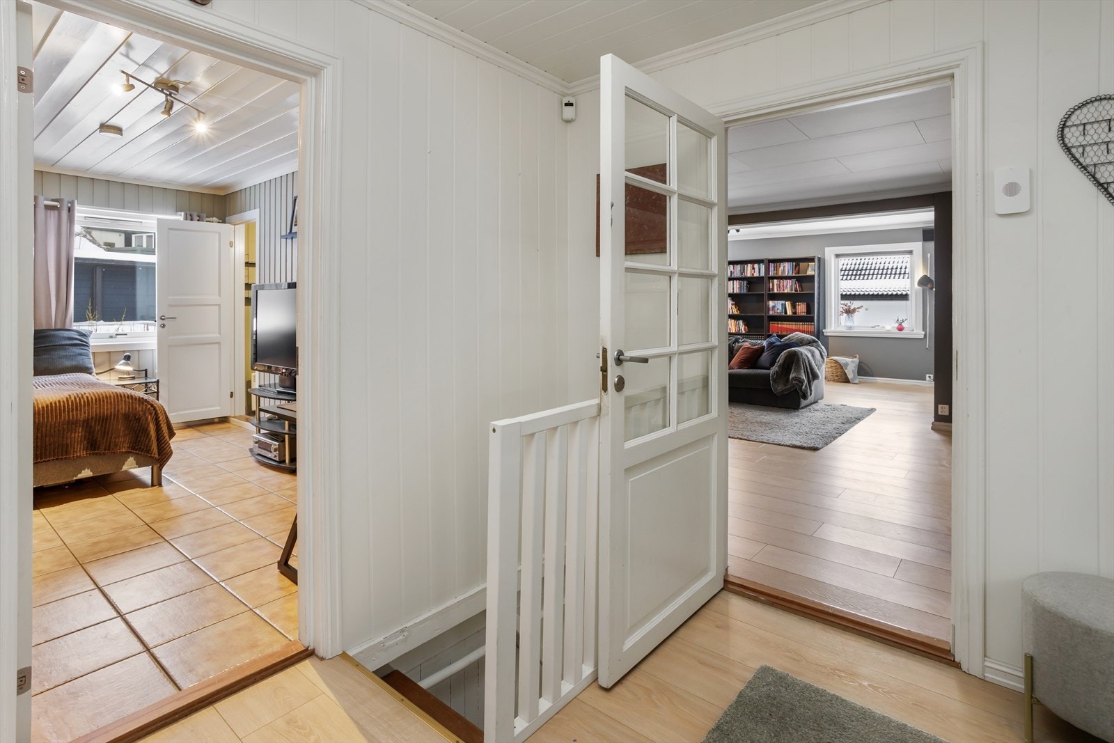 Fra entre har du trapp ned til kjeller. Dør inn til stue og dør inn til soverom/vaskerom. Galleribilde