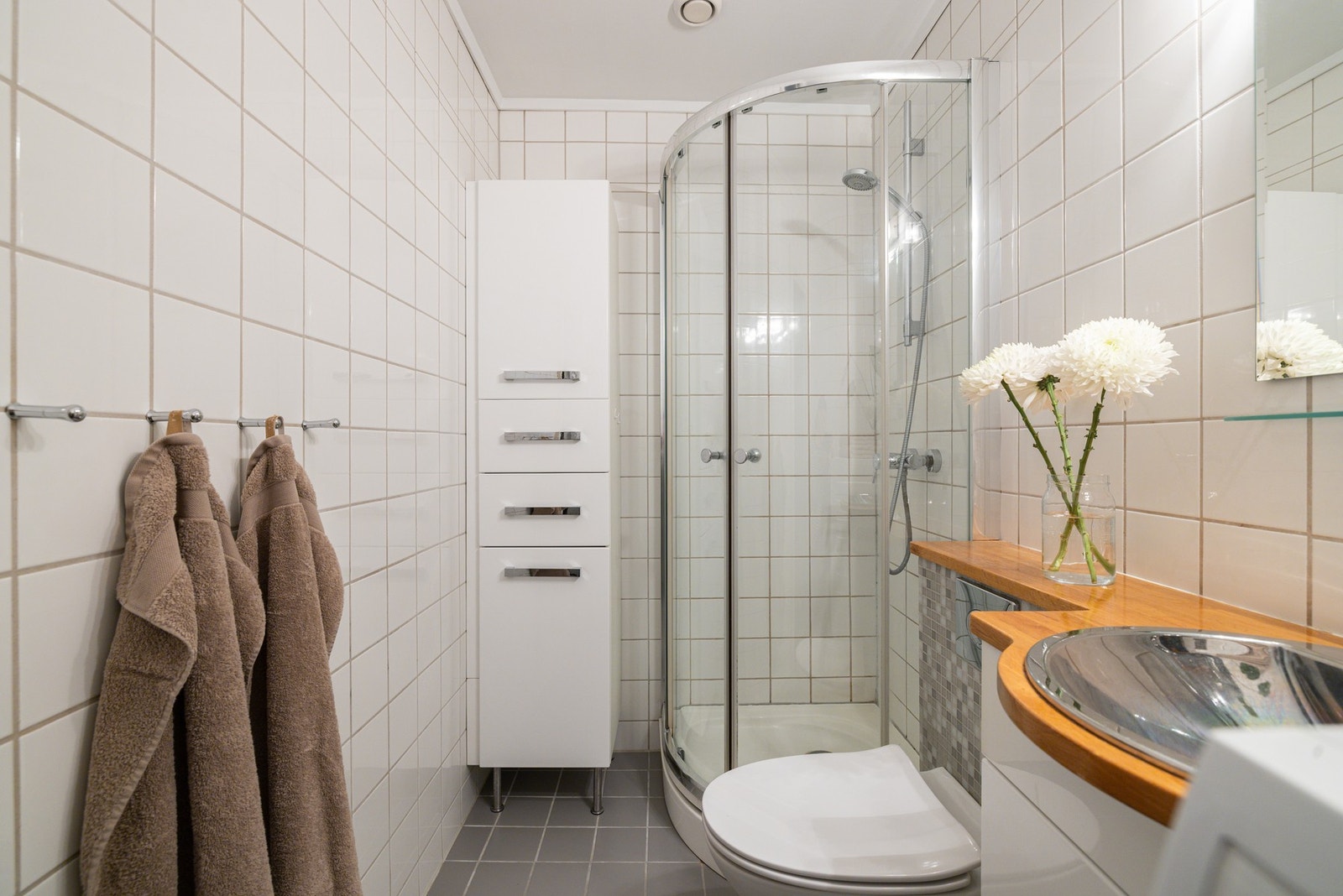 Badet har varmekabler på gulvet og avtrekk i himling. Galleribilde