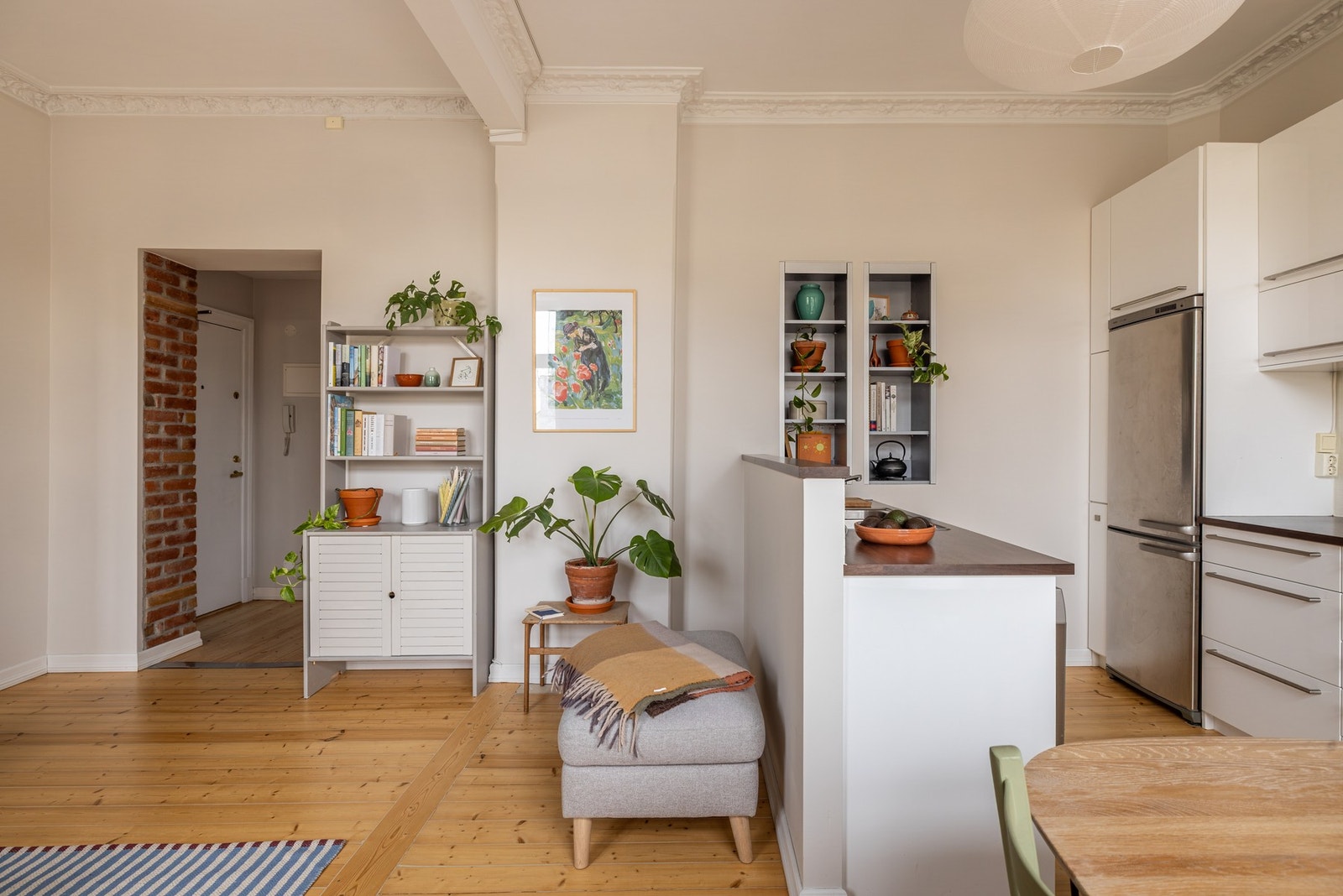 Den åpne løsningen mellom stuen og kjøkkenet er både sosial og praktisk. Galleribilde