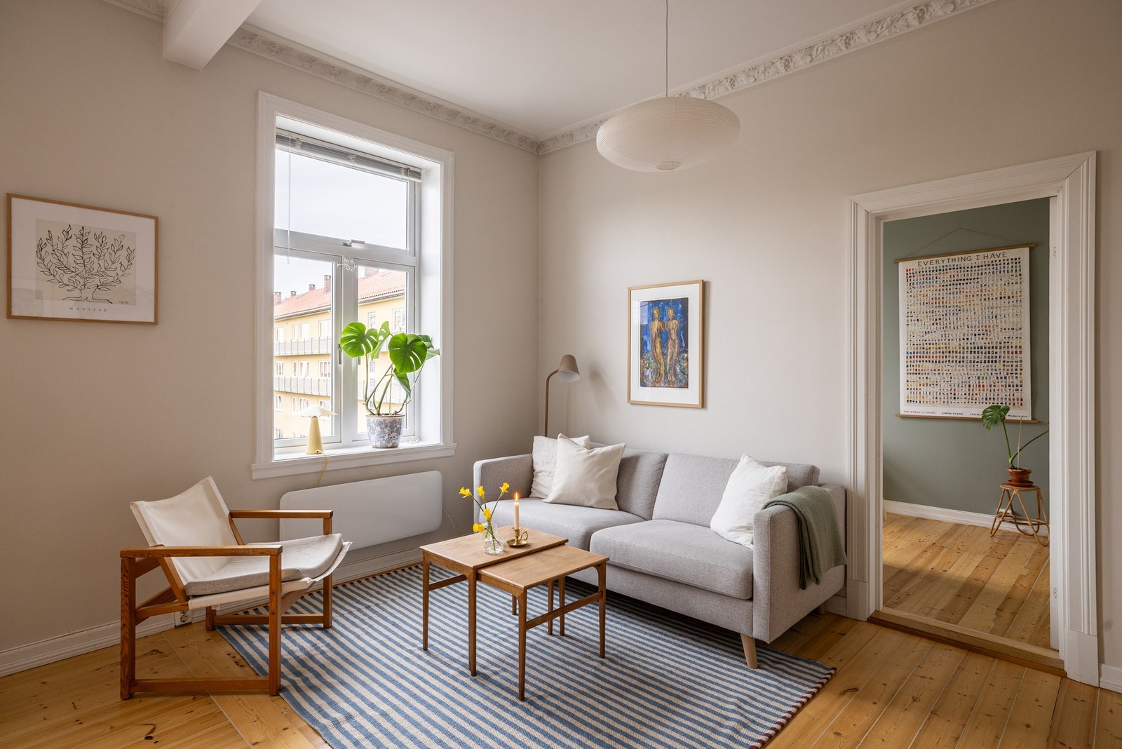 Leilighetens overflater er malt i nøytrale og tidsriktige farger. Galleribilde