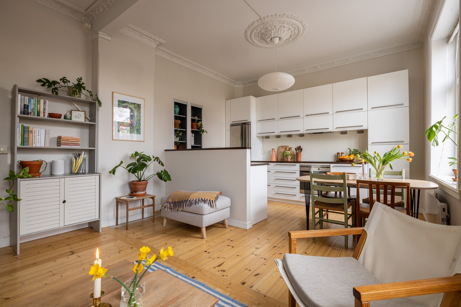 I oppholdsrommet er det god plass til å møblere med både sittegruppe og spiseplass. Galleribilde