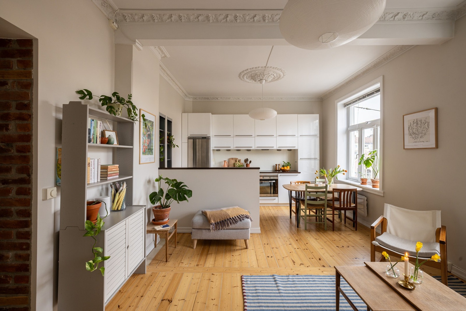 Store vindusflater som åpner opp og slipper lyset inn. Galleribilde