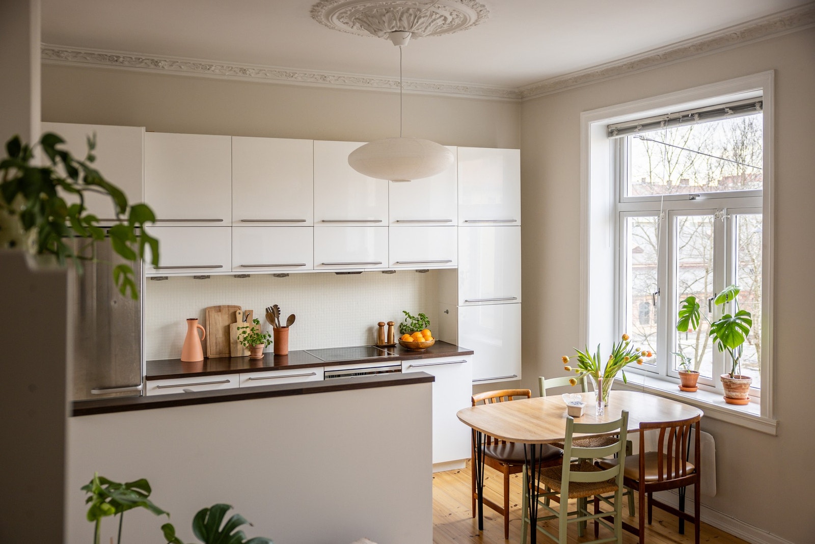 Leiligheten har et tidløst og pent kjøkken med delvis åpen løsning mot stuen. Galleribilde