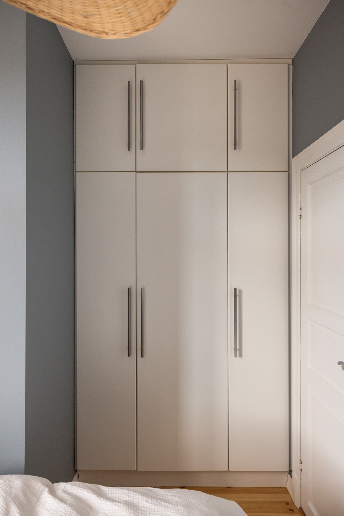 En dobbel garderobe gir bra med lagringsplass på soverommet. Galleribilde