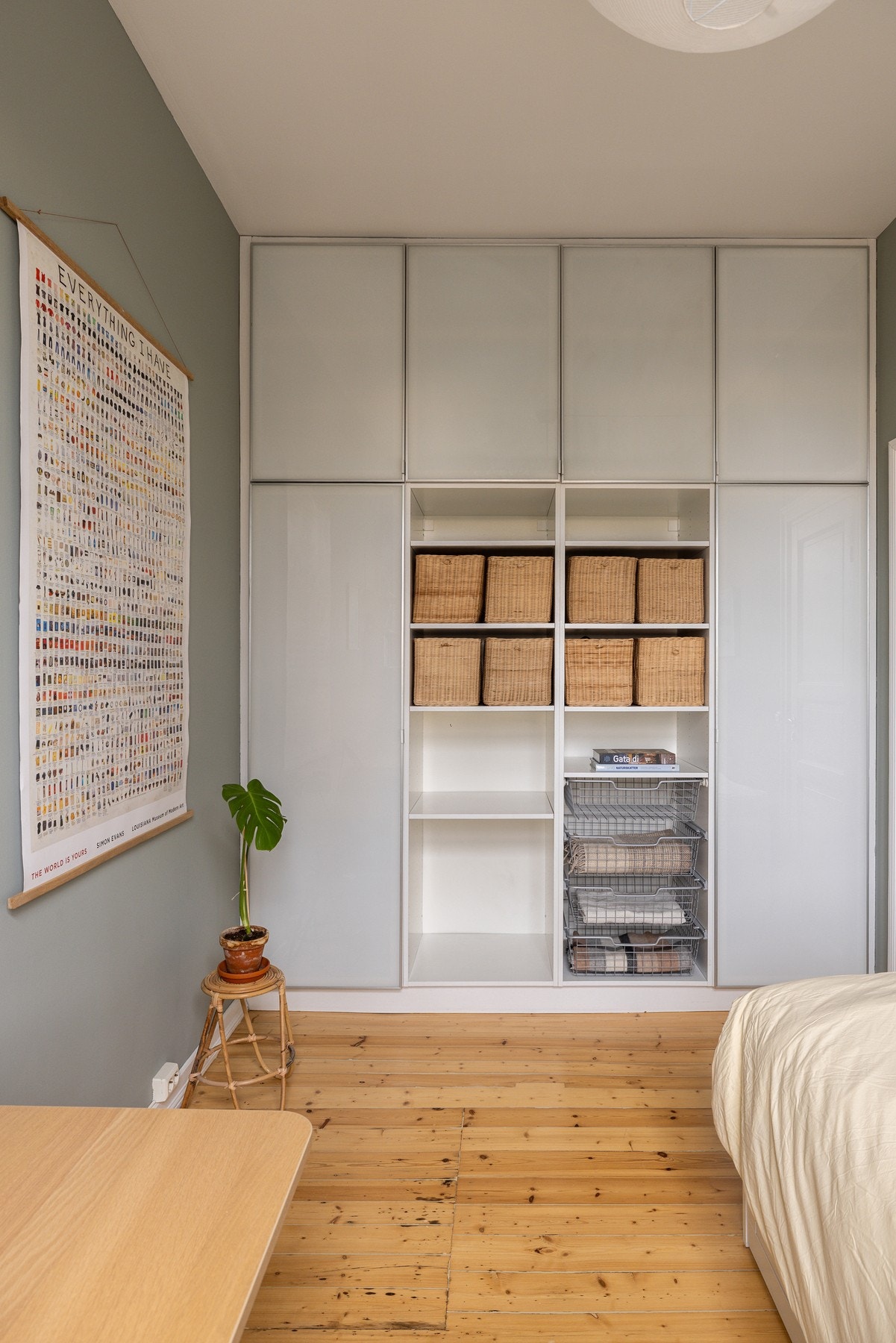 En stor garderobe med masse plass går langs hele den ene veggen på gjesterommet. Galleribilde