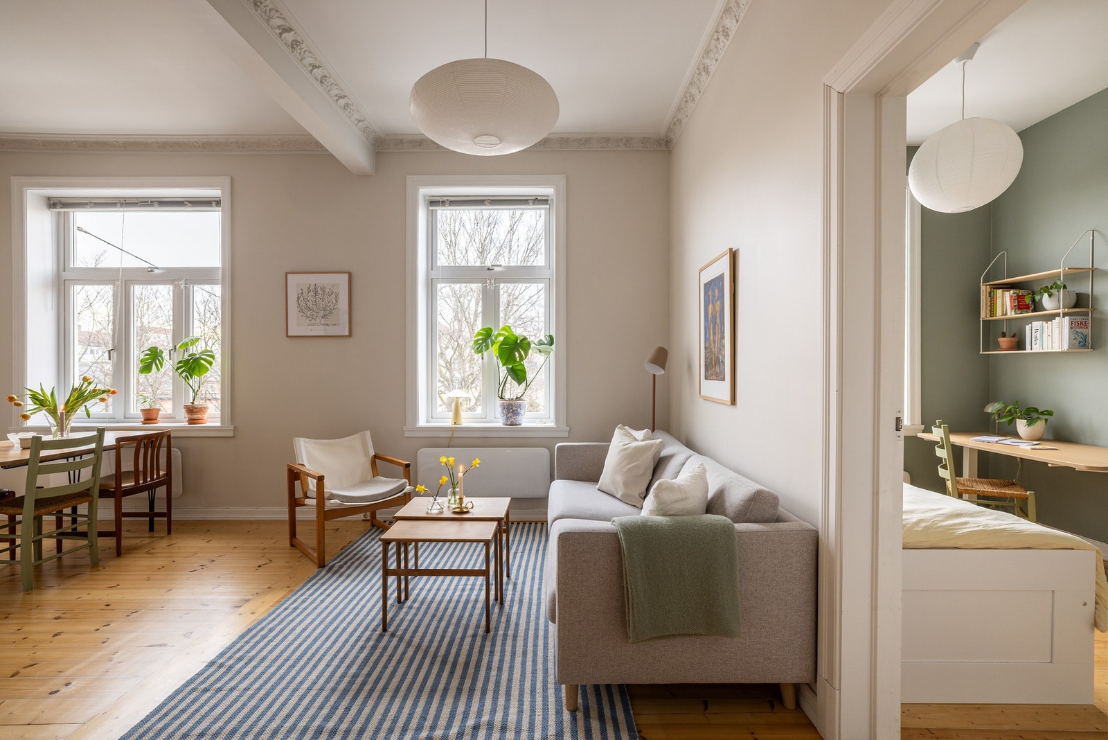 Vinduer på rekke og rad gir en svært god romfølelse. I tillegg er det tilnærmet null innsyn inn i leiligheten. Galleribilde