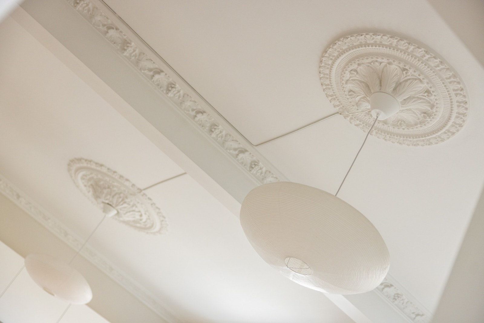 Legg merke til flott rosett og stukkatur i taket. Takhøyden i stuen og kjøkkenet er over 3 meter. Galleribilde