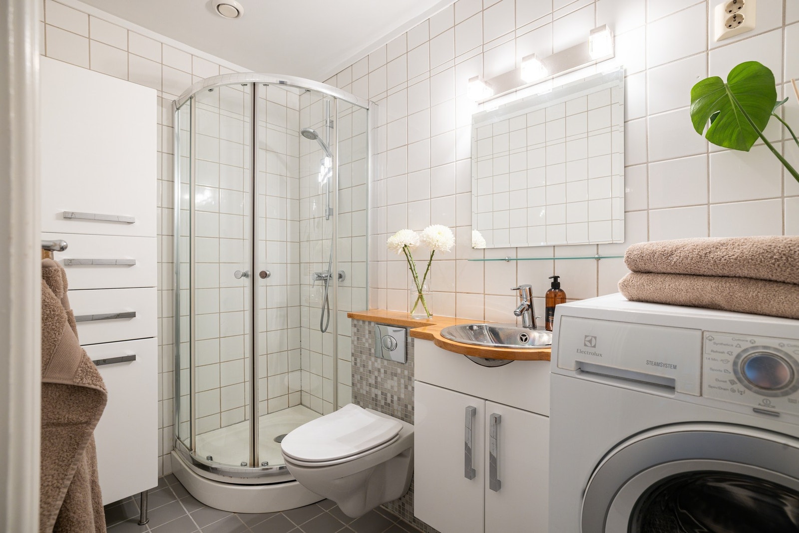 Baderom med flislagte overflater og dusjkabinett. Galleribilde