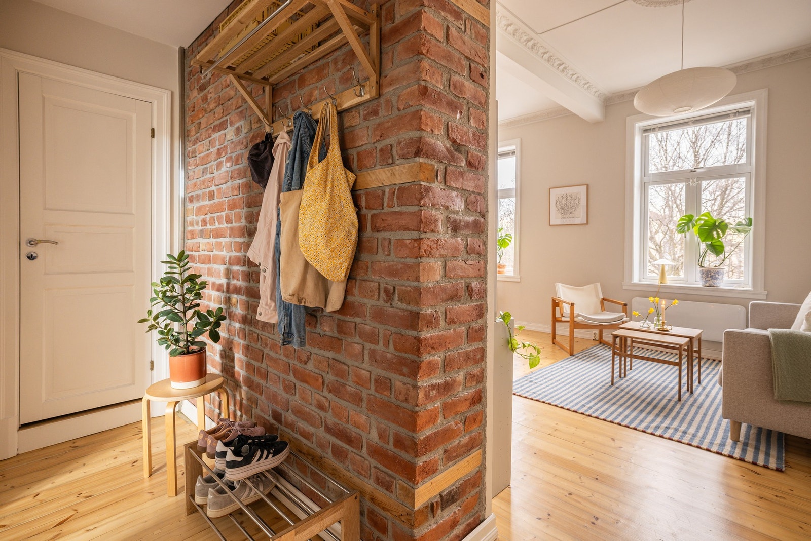 Du får umiddelbart et godt førsteinntrykk når du kommer inn i denne entreen med original teglstein. Galleribilde