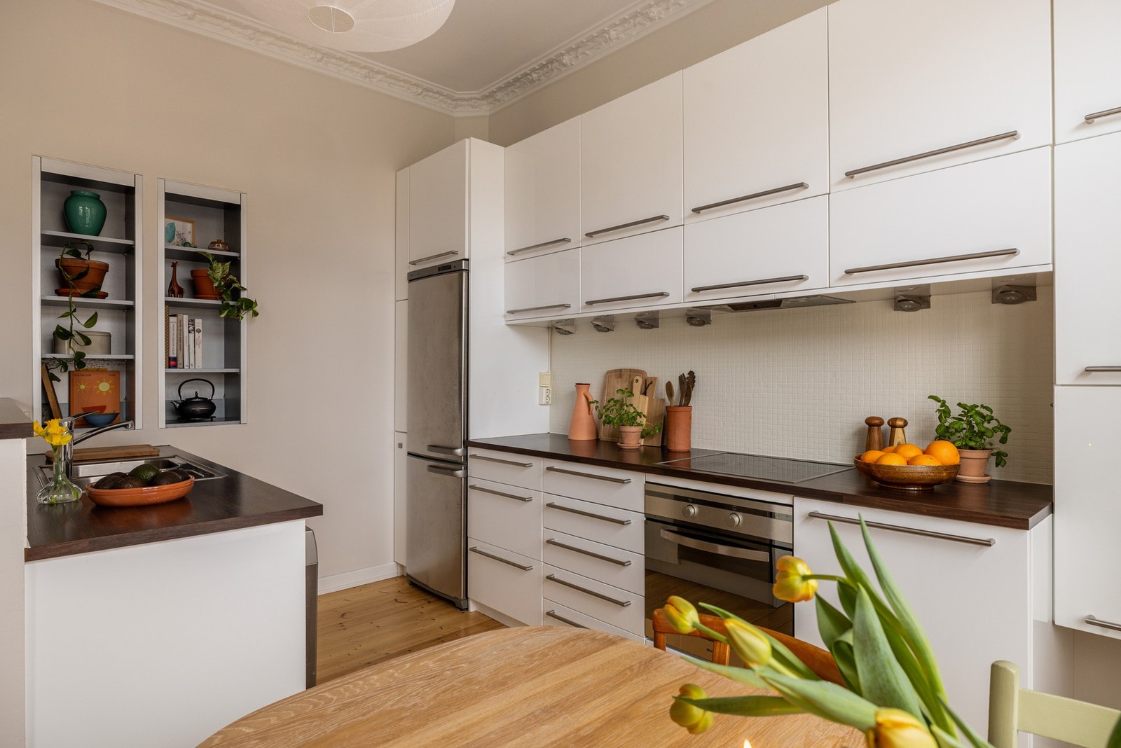 Kjøkkenet har rikelig med benk- og skapplass. Galleribilde