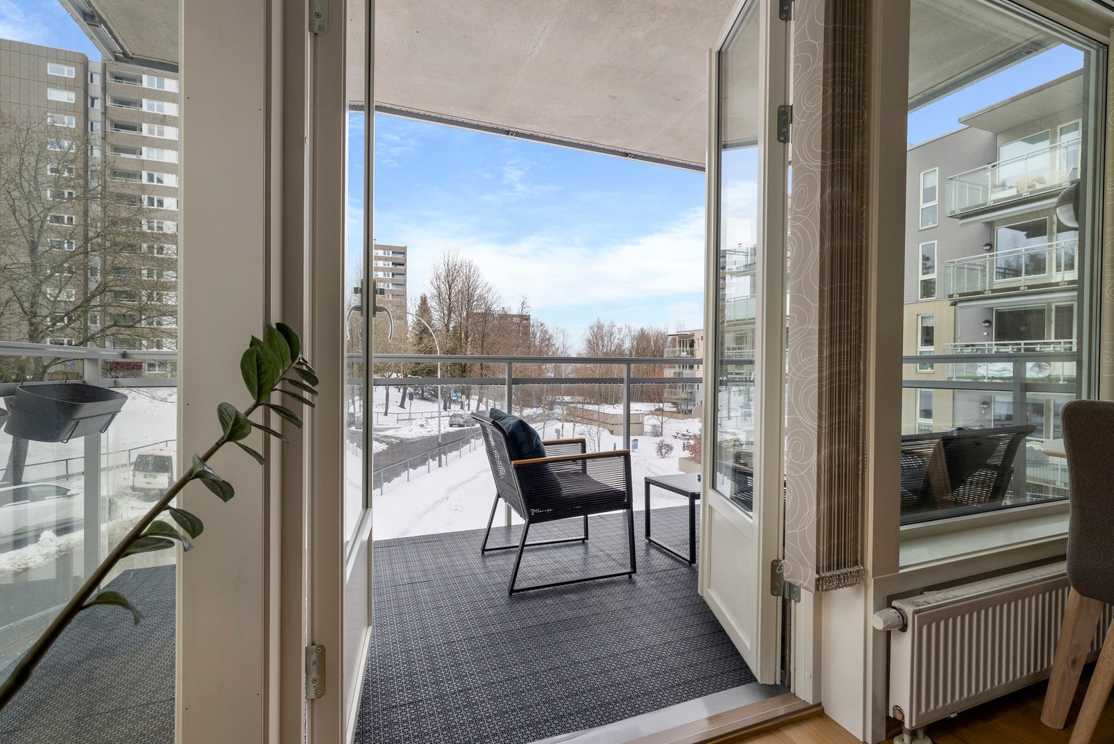Balkongen har et areal på cirka 8,4 m² og er utført i betong- og metallkonstruksjon Galleribilde