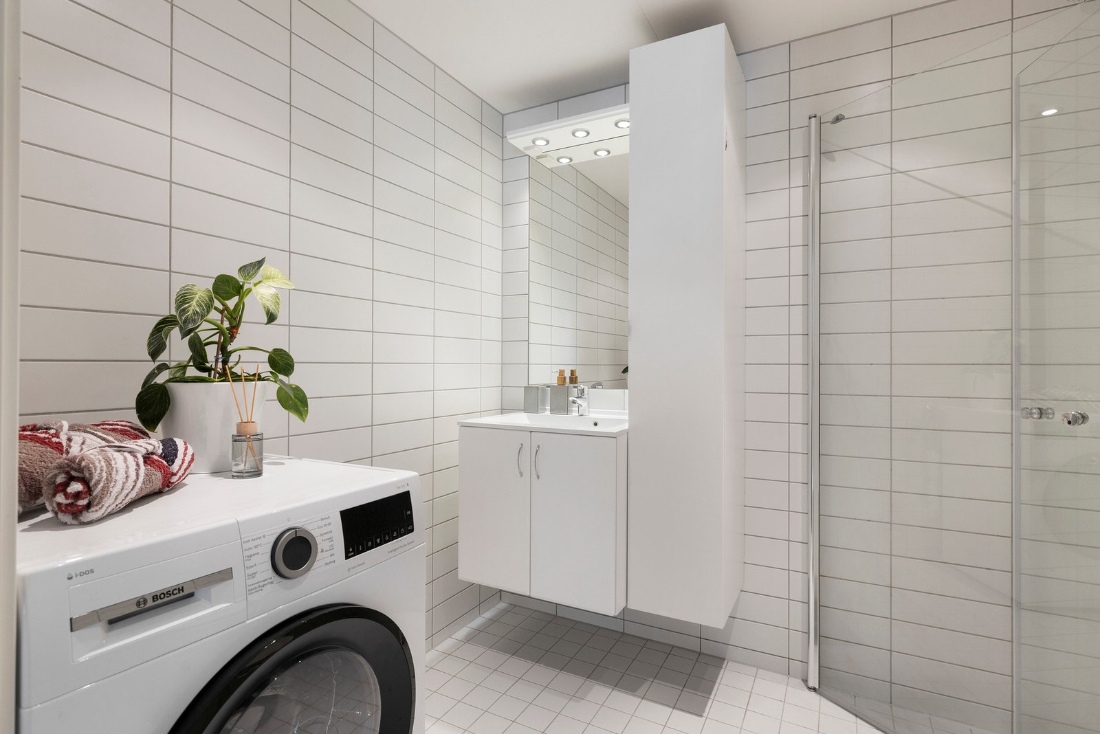 Badet har flislagte overflater, varmekabler og mekanisk avtrekk Galleribilde