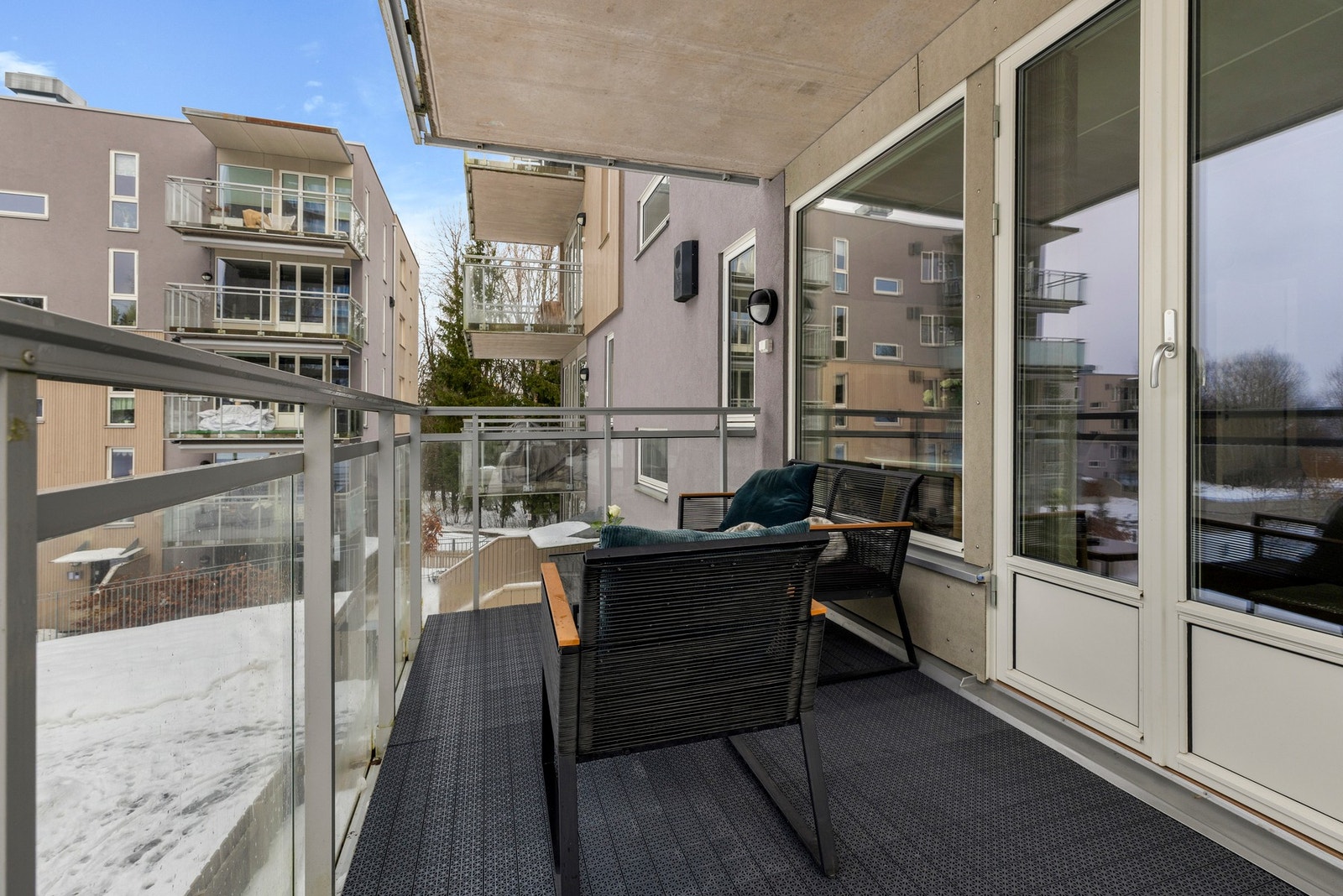 Den er romslig med god plass til sittegruppe og grill Galleribilde