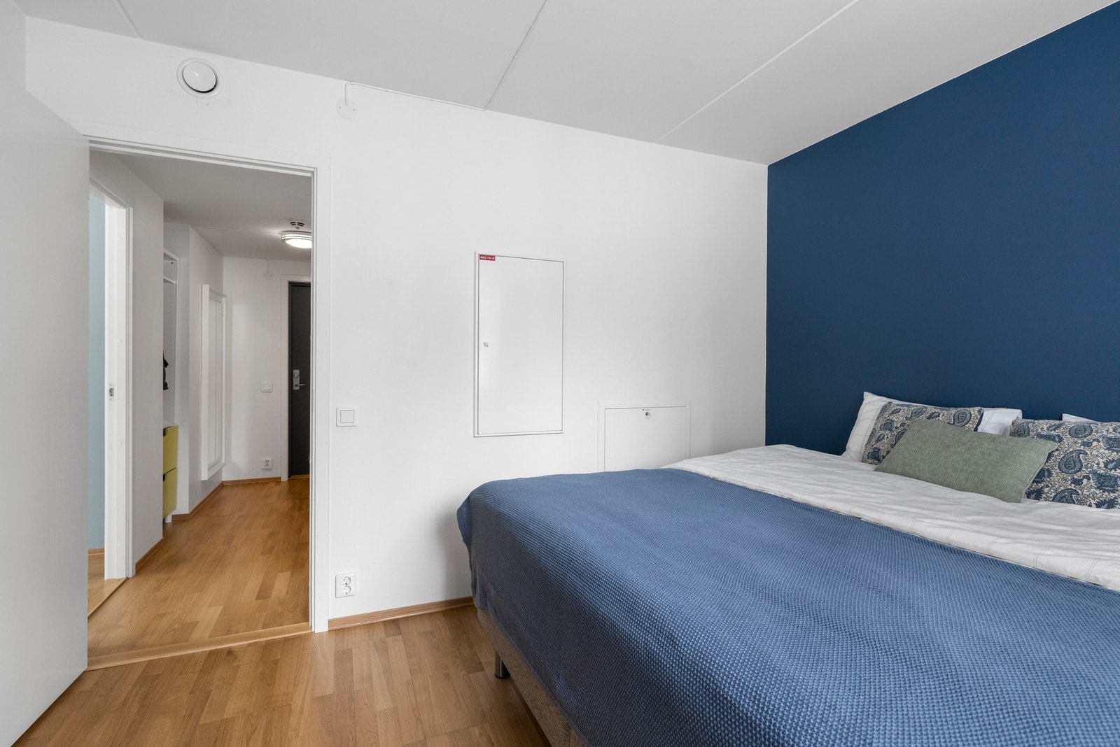 Det store vinduet slipper inn naturlig lys, som bidrar til en lys og trivelig atmosfære Galleribilde