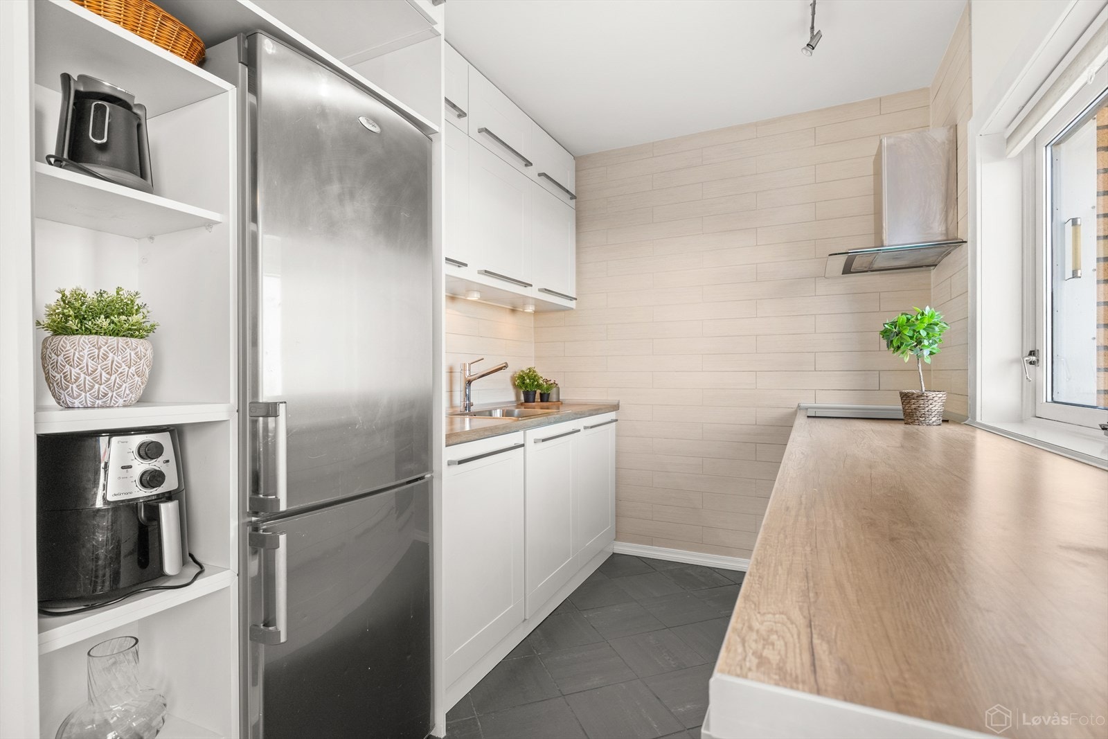 Kjøkkenet er innredning med profilerte fronter, laminat
benkeplate og enkel stålkum. Platetopp og stekeovn fra 2026. Galleribilde