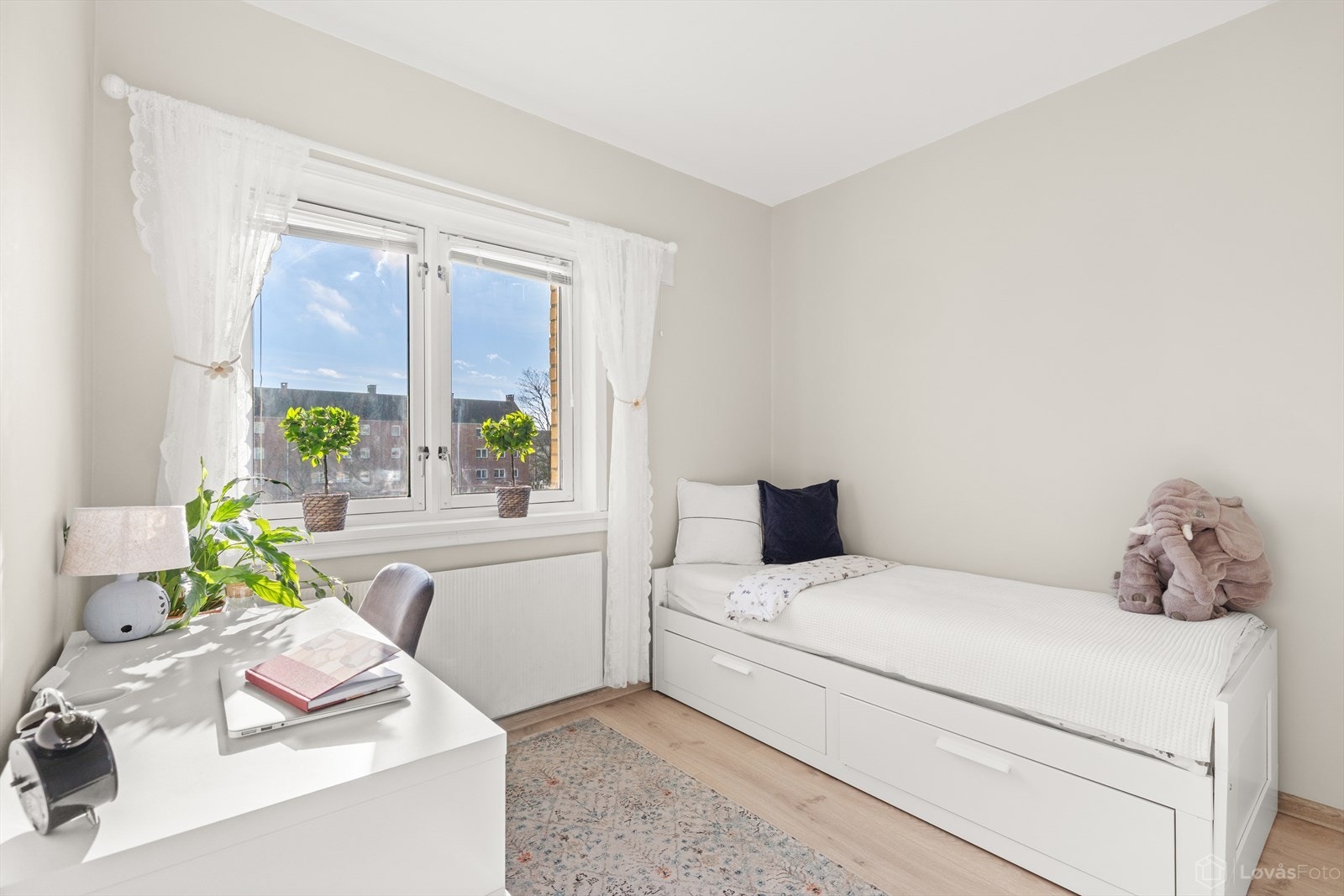 Soverommet er av fin størrelse med plass til dobbeltseng, tilhørende nattbord og garderobeløsning. Galleribilde