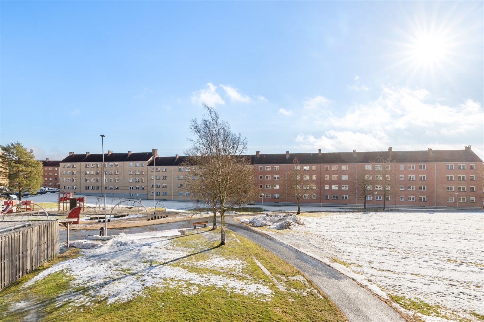 Her kan du nyte morgenkaffen og hyggelig utsyn mot frodige og grønne omgivelser. Galleribilde