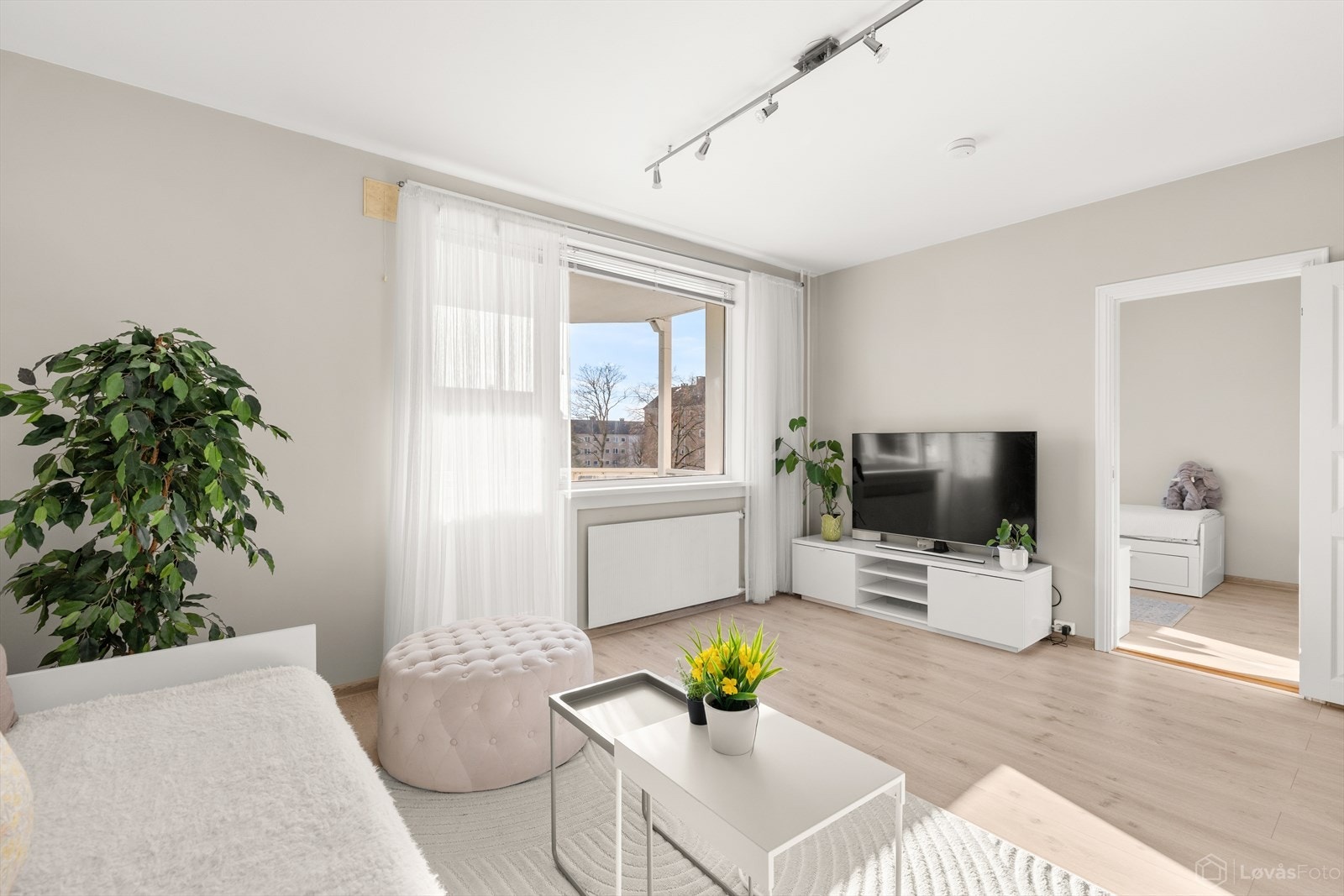 Store vindusflater gir gode lys- og solforhold. Nymalte overflater i 2026. Galleribilde