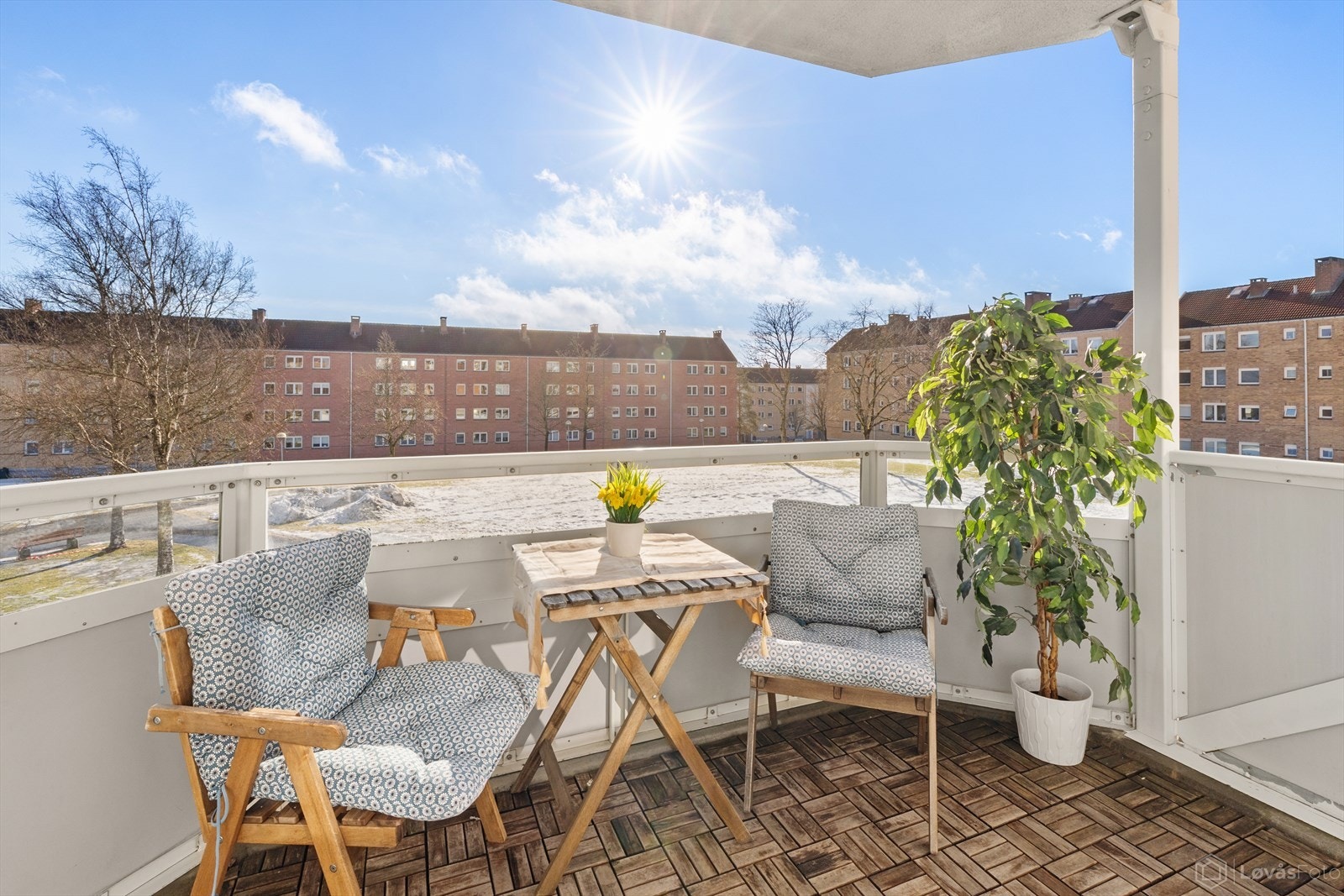 Fra stue er det utgang til sydøstvendt, overbygget balkong på ca. 7 m² med fin plass til utemøbler, grill m.m. Galleribilde