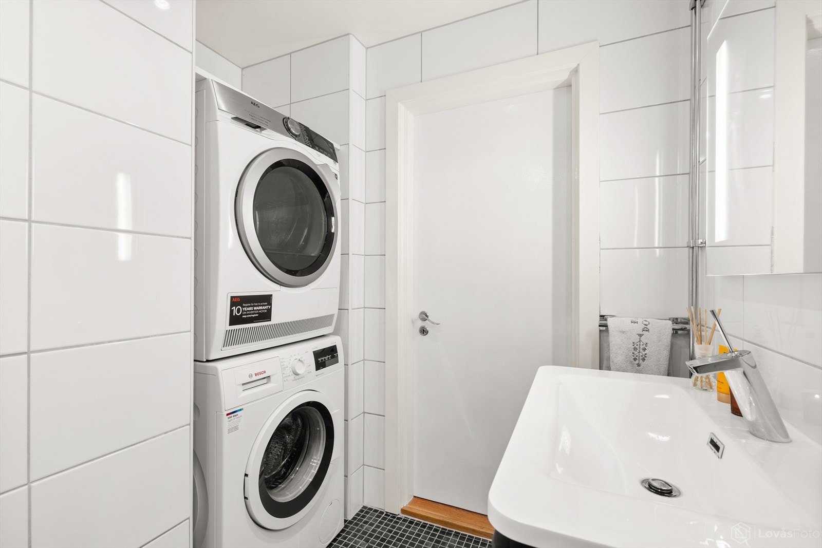 Badet har flislagte overflater og varmekabler i gulv. Opplegg for vaskemaskin og tørketrommel. Galleribilde