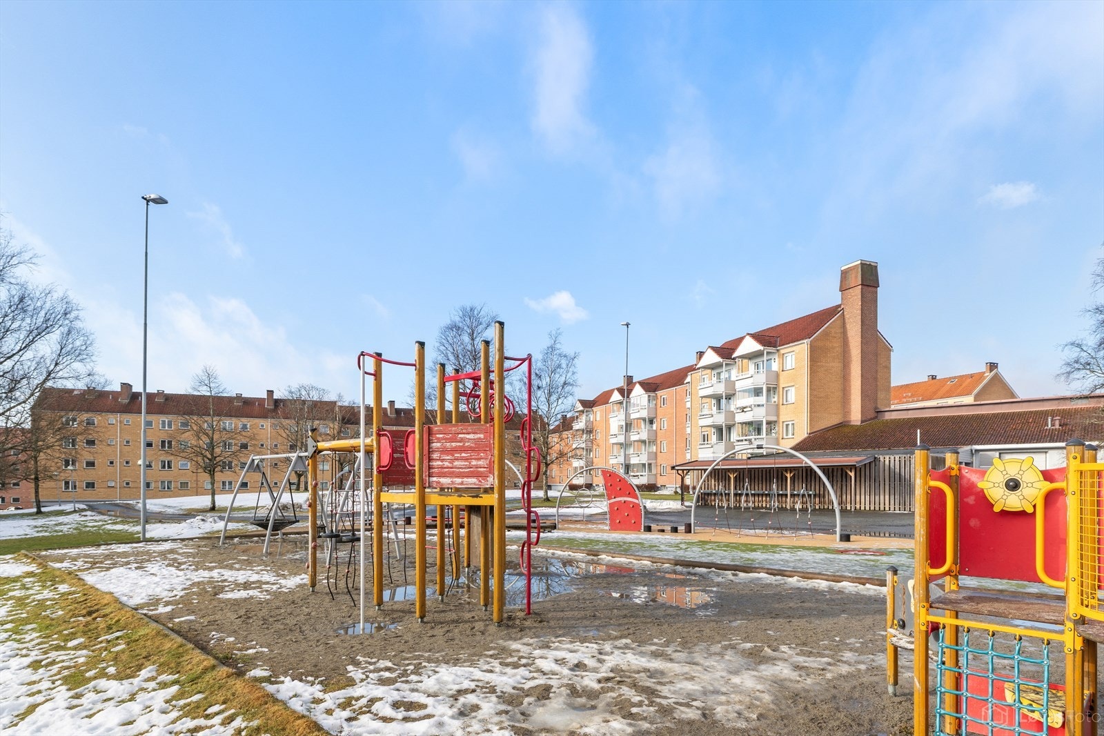 Leiligheten ligger svært sentralt til på Manglerud. Her har du nærhet til flotte turområder og grøntarealer, kort vei til offentlig kommunikasjon og diverse servicetilbud. Trivelig fellesområde med sittegrupper og egen lekeplass. Galleribilde