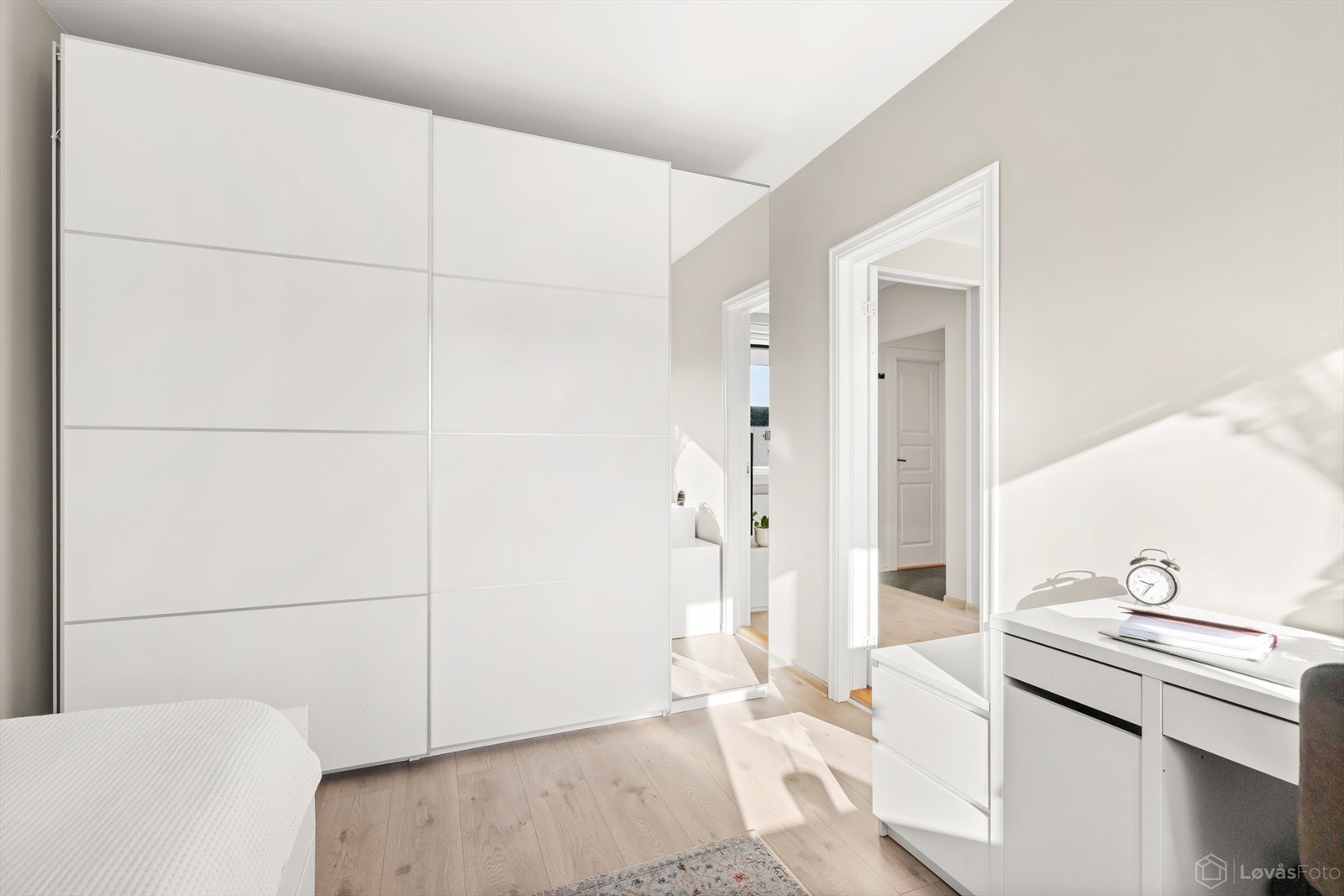 Praktisk garderobeskap med mye oppbevaringsplass. Galleribilde