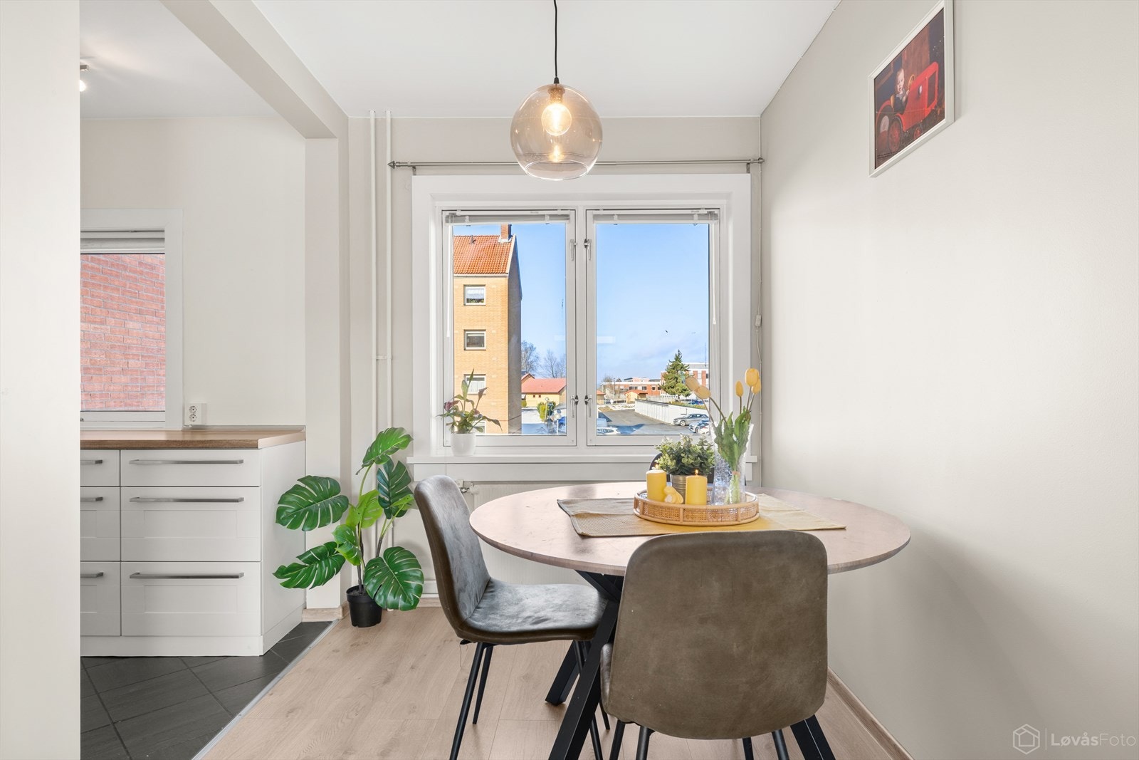 Ved kjøkkenet er det plass til en hyggelig spiseplass. Galleribilde