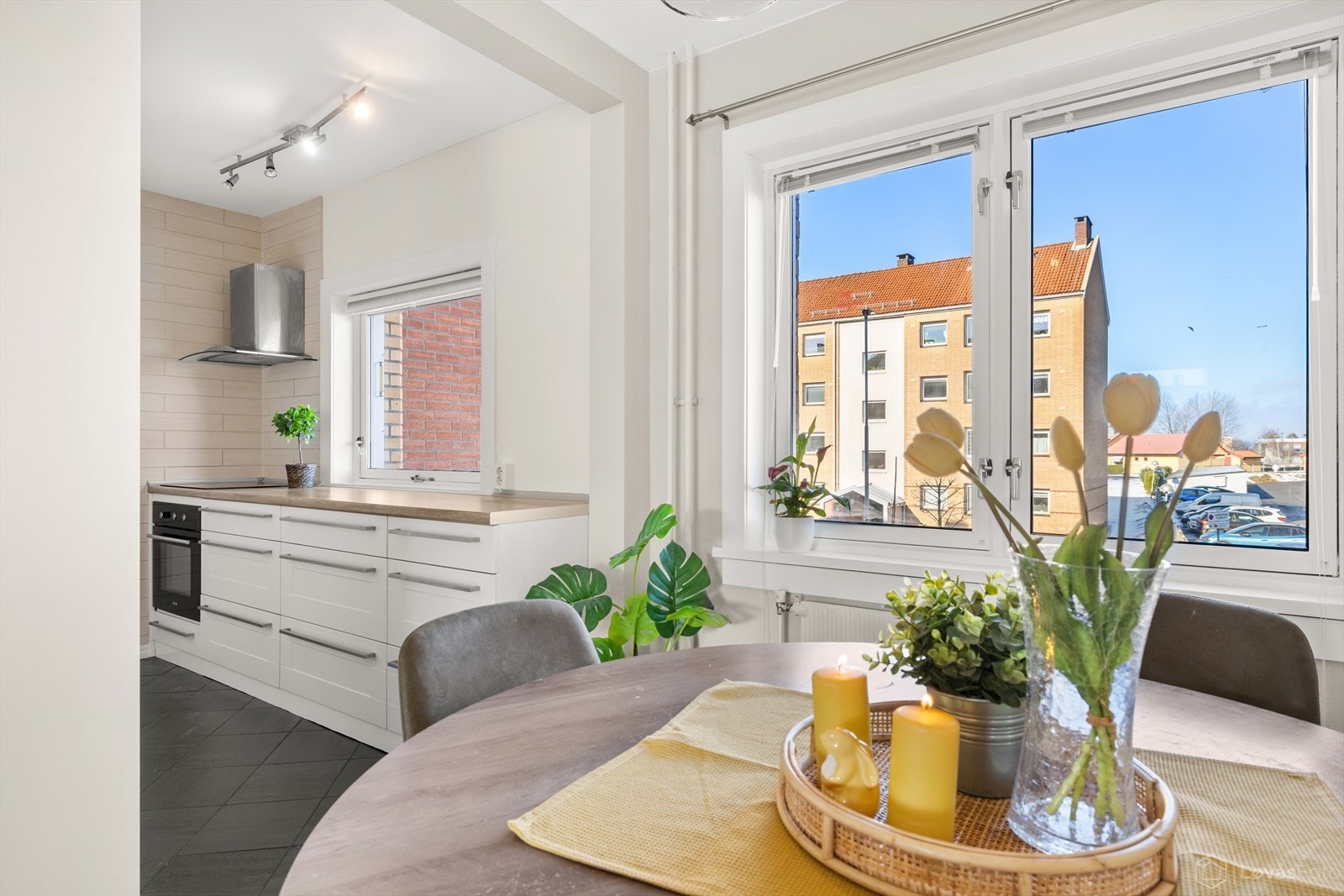 Leiligheten har store vindusflater på begge sider som gir svært godt lysinnslipp. Galleribilde