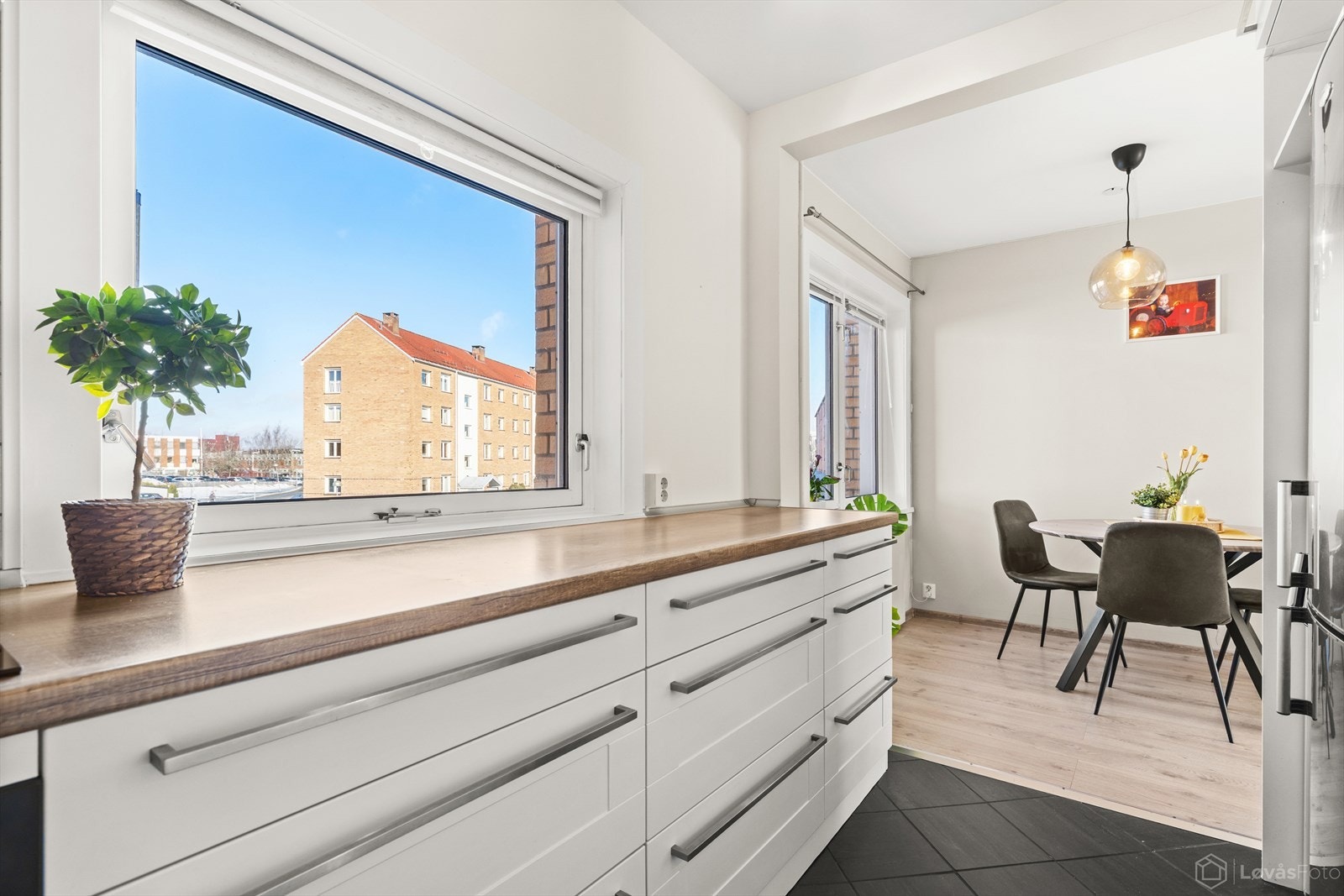 Kjøkkenet er praktisk utformet med rikelig benkeplass og gode arbeidsflater. Galleribilde