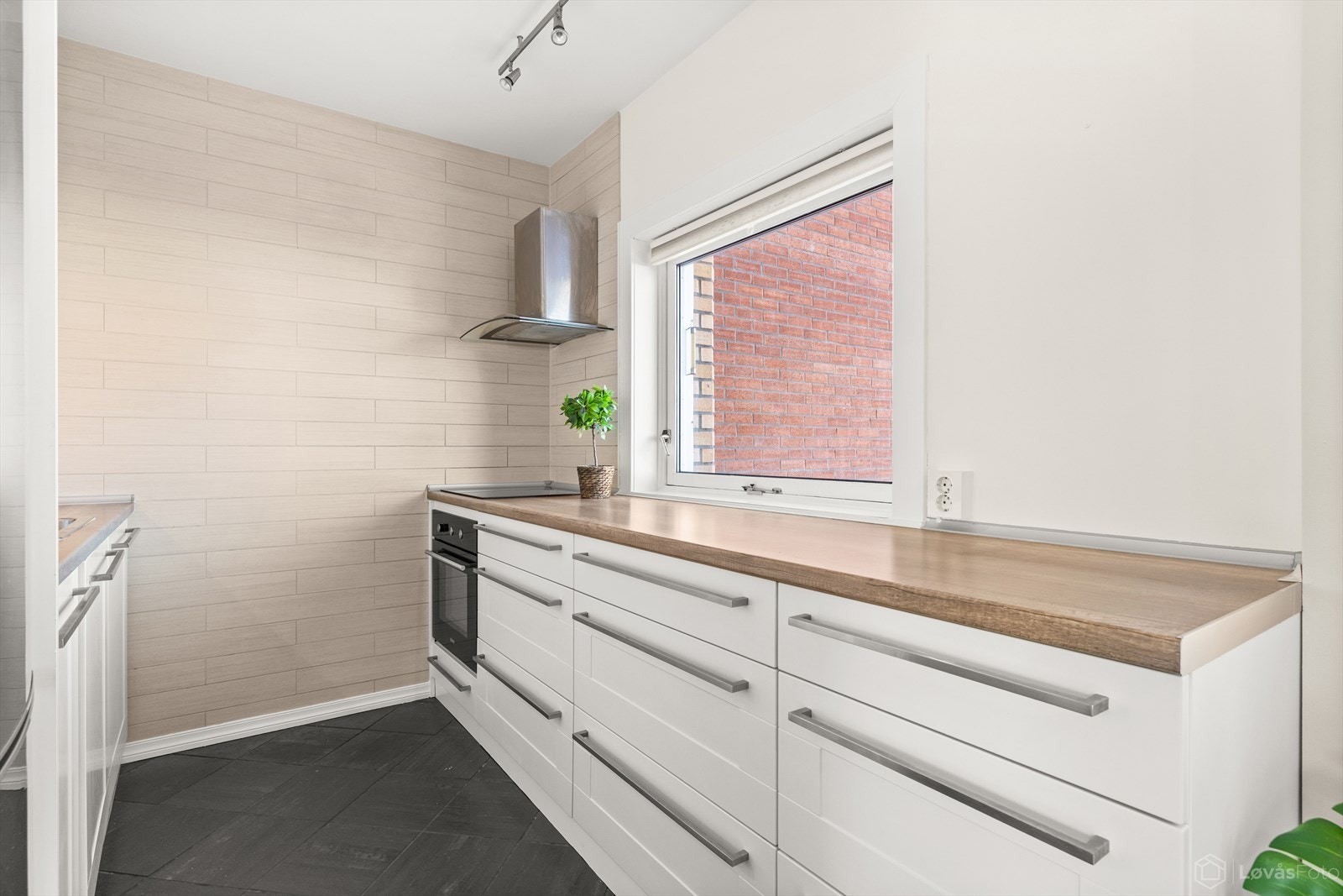 Lekkert og tidløst kjøkken med god oppbevaringsplass i både skuffer og skap. Galleribilde